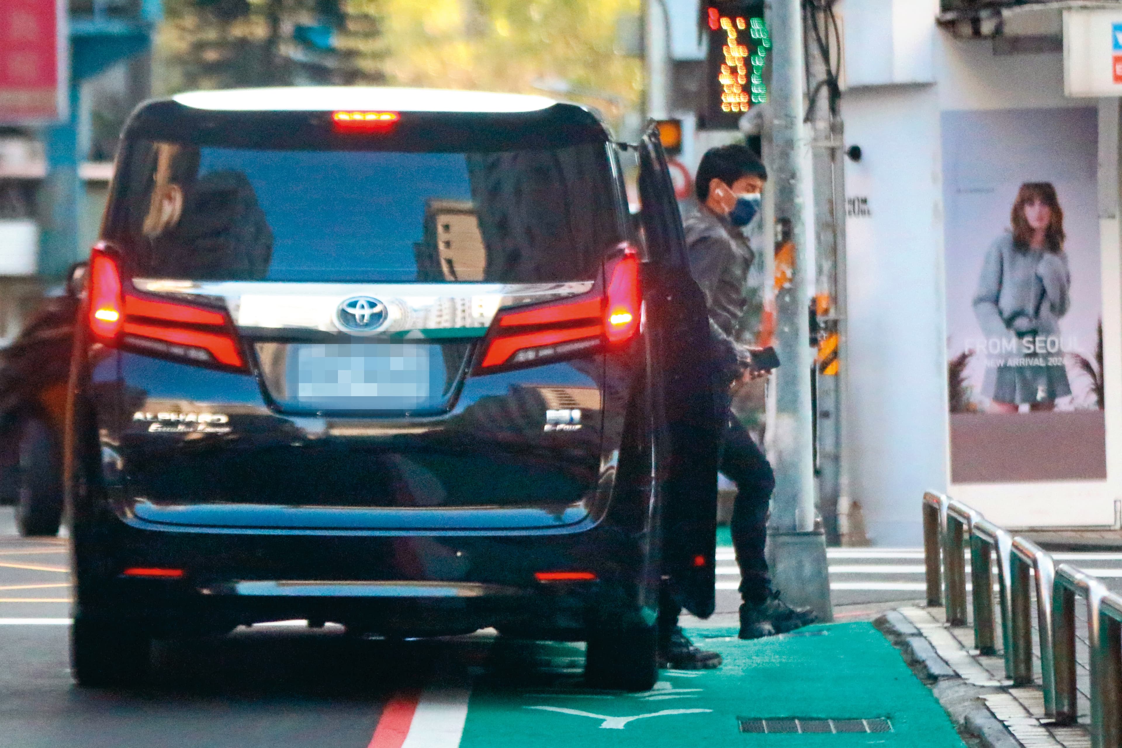 1/12,15:40過了一晚,有輛車抵達吳家停車場接送吳奇隆。