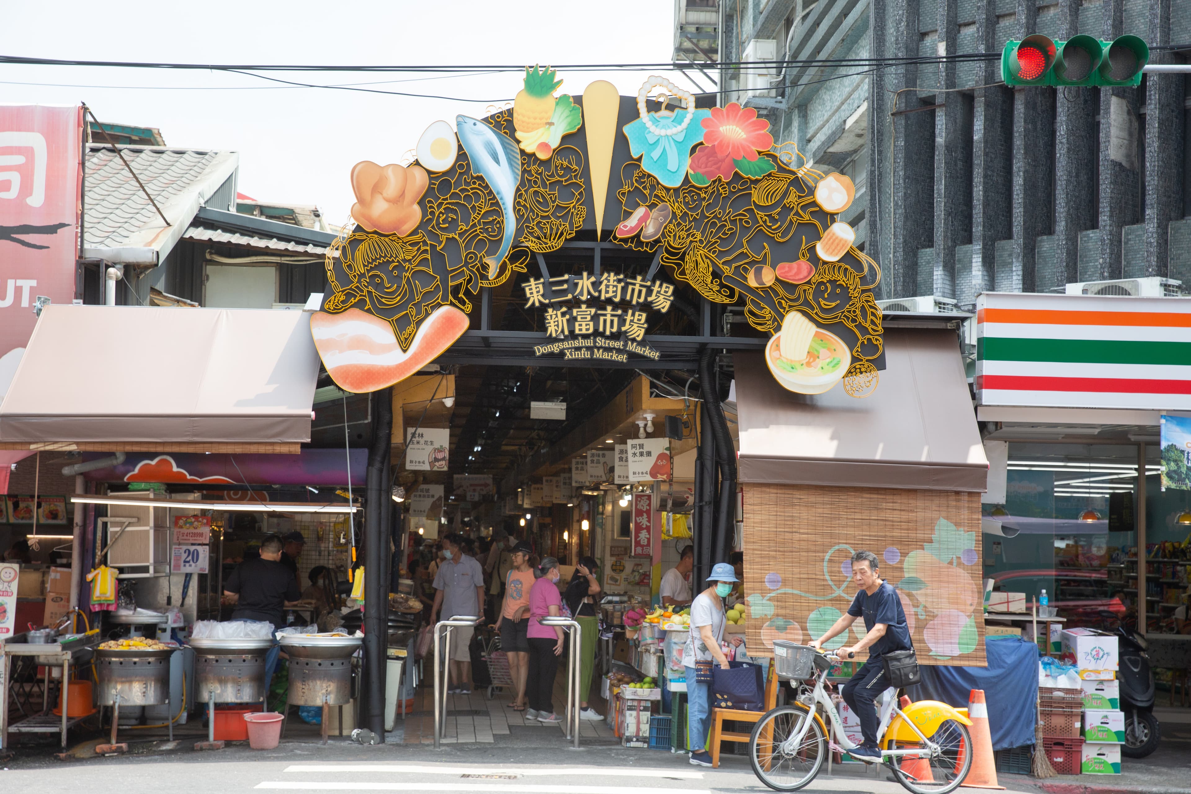 東三水街市場環境舒適,不僅是萬華在地人愛逛的市場,也有許多觀光客專程前往。