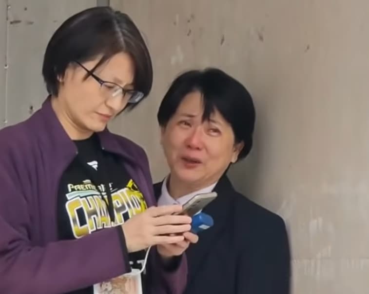白委邱慧洳協商後在場外崩潰痛哭。(鏡新聞)