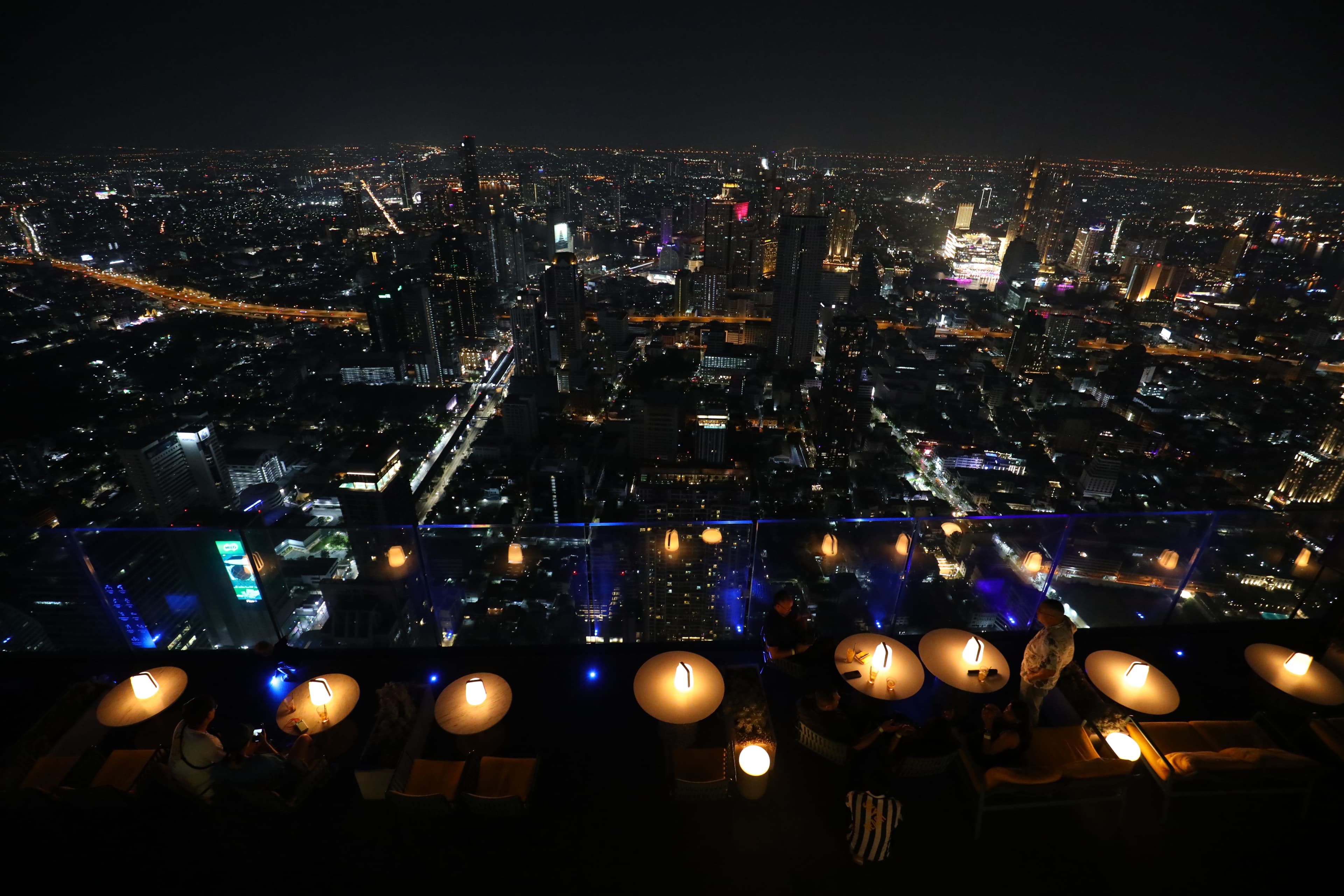 當夜幕低垂，城市燈光亮起，從高空看出去的景觀已經與傍晚截然不同。