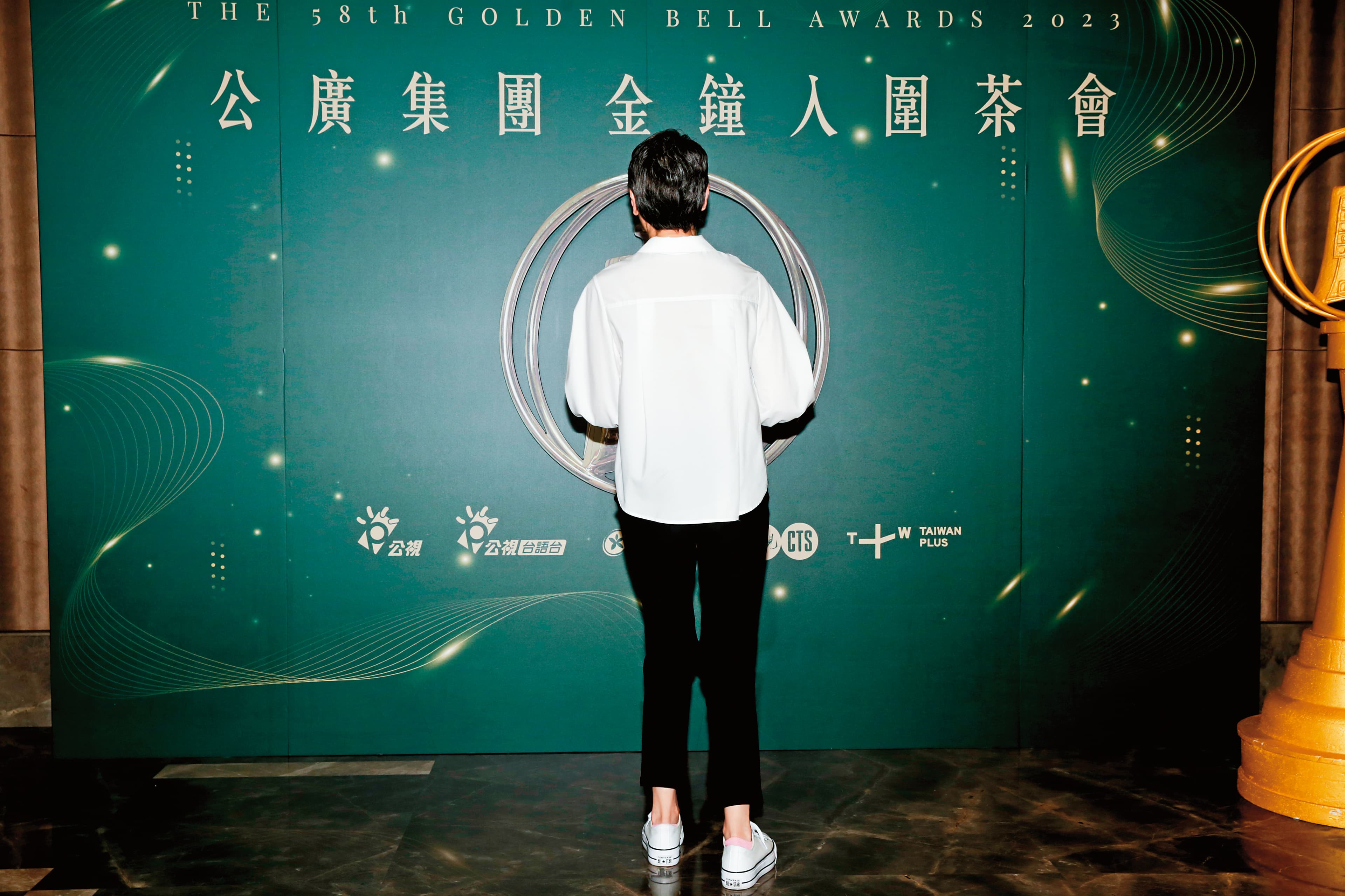 賴佩霞人氣有多高？連背影都有人搶拍，可謂360°人氣無死角。