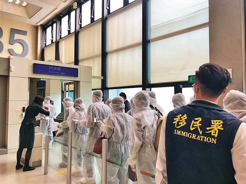 當年觀宏專案爆出有152名越南客脫團逃逸,遭相關單位查緝後,於疫情期間遣返。(移民署提供)