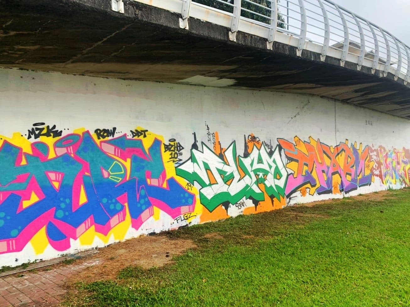 北市河濱公園塗鴉僅限公告開放的8處塗鴉牆，河濱公園全區禁止塗鴉。（北市水利處提供）
