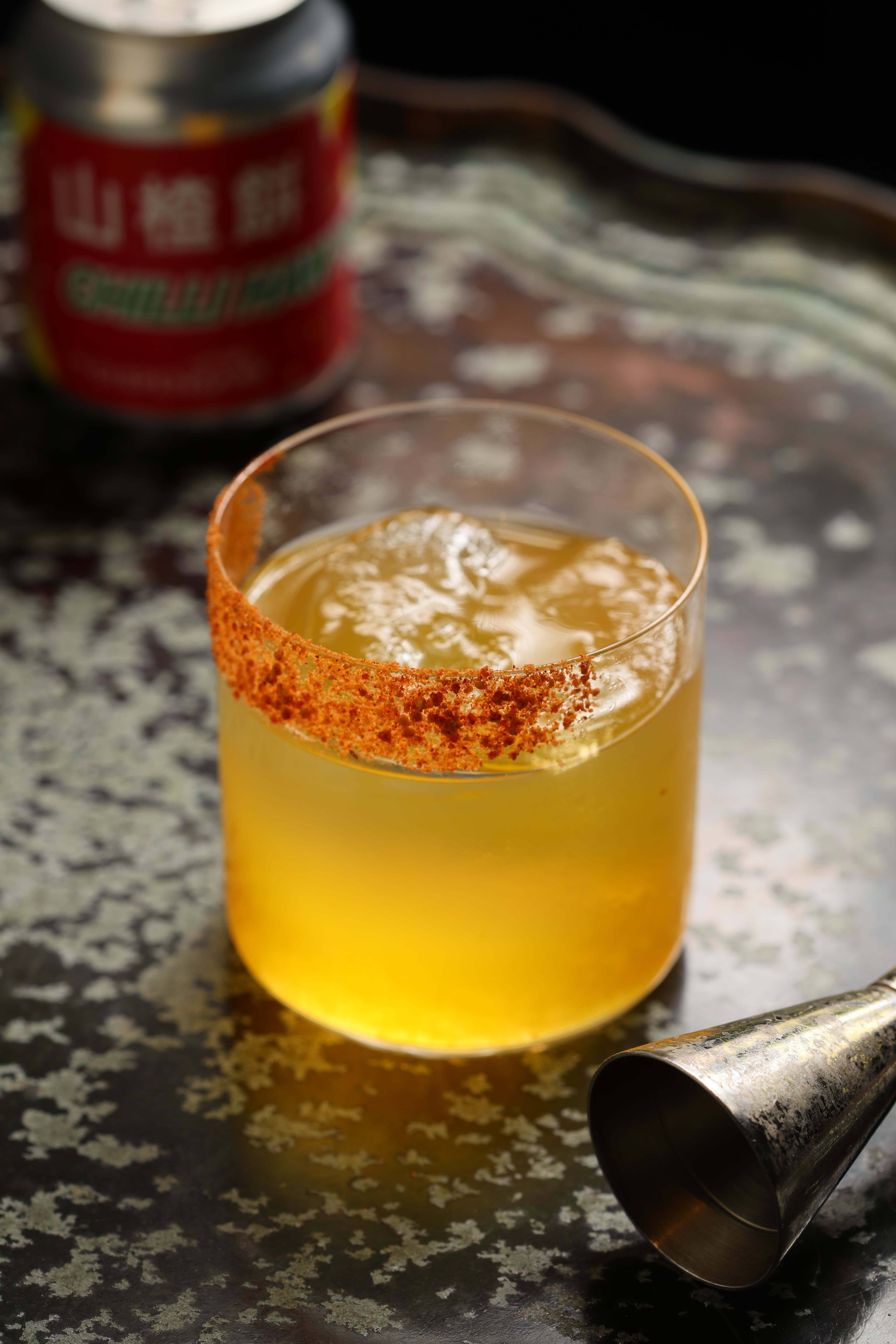向中國民間療法致敬的「Chilli Haw Margarita口立濕」，喝來酸甜中略帶辣味。（港幣148元／杯）