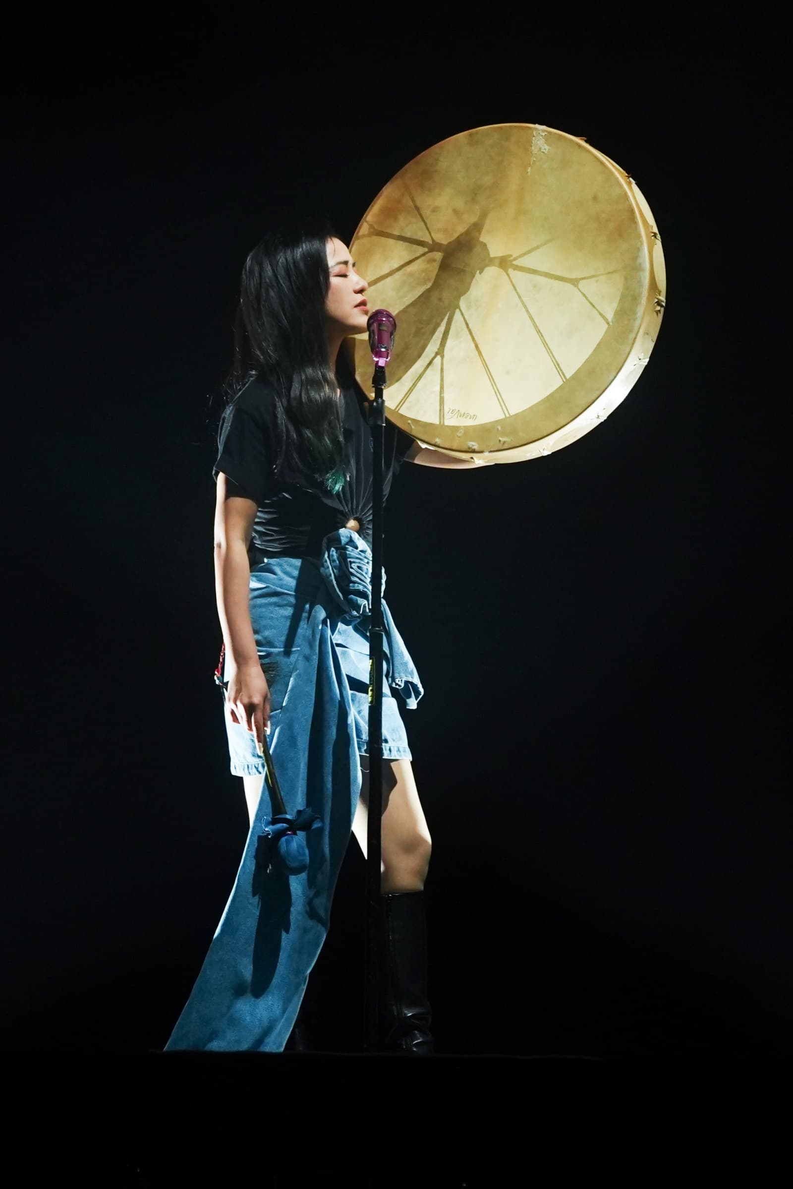 丁噹首次帶來薩滿鼓表演。(相信音樂提供)