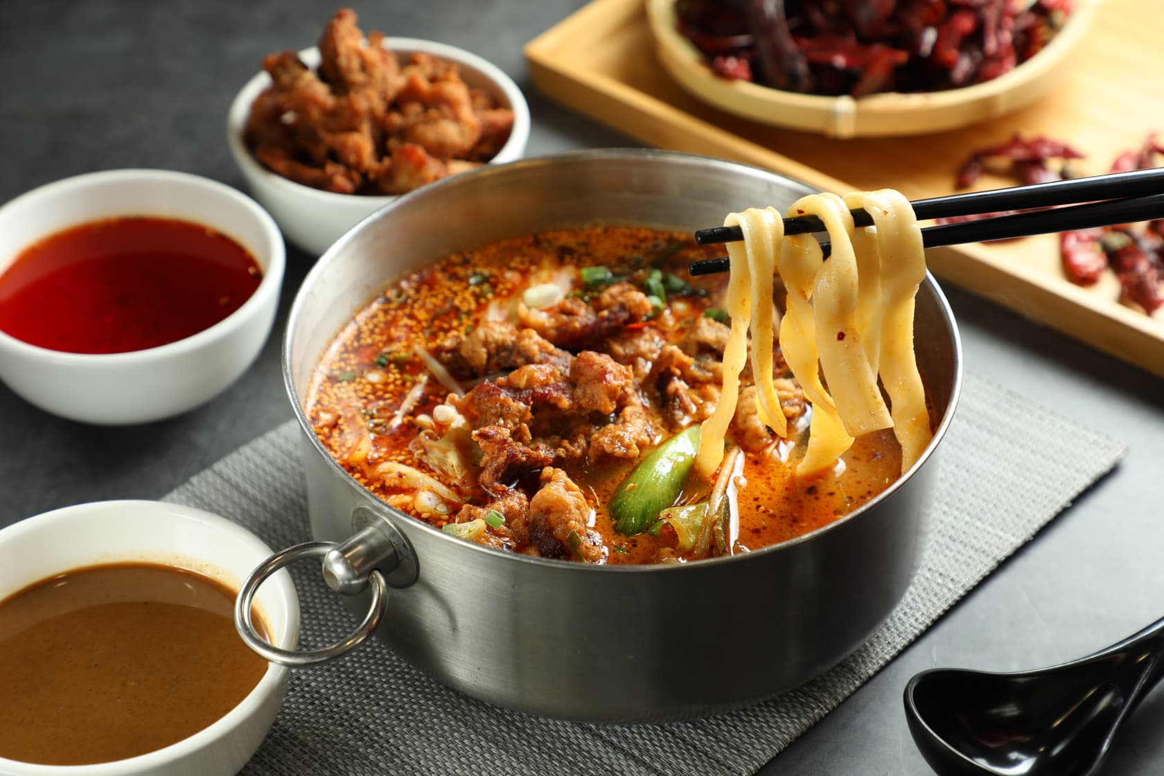 川豫麵館的「河南酥肉砂鍋麵」嘗得到傳統河南炸酥肉。（130元／碗）