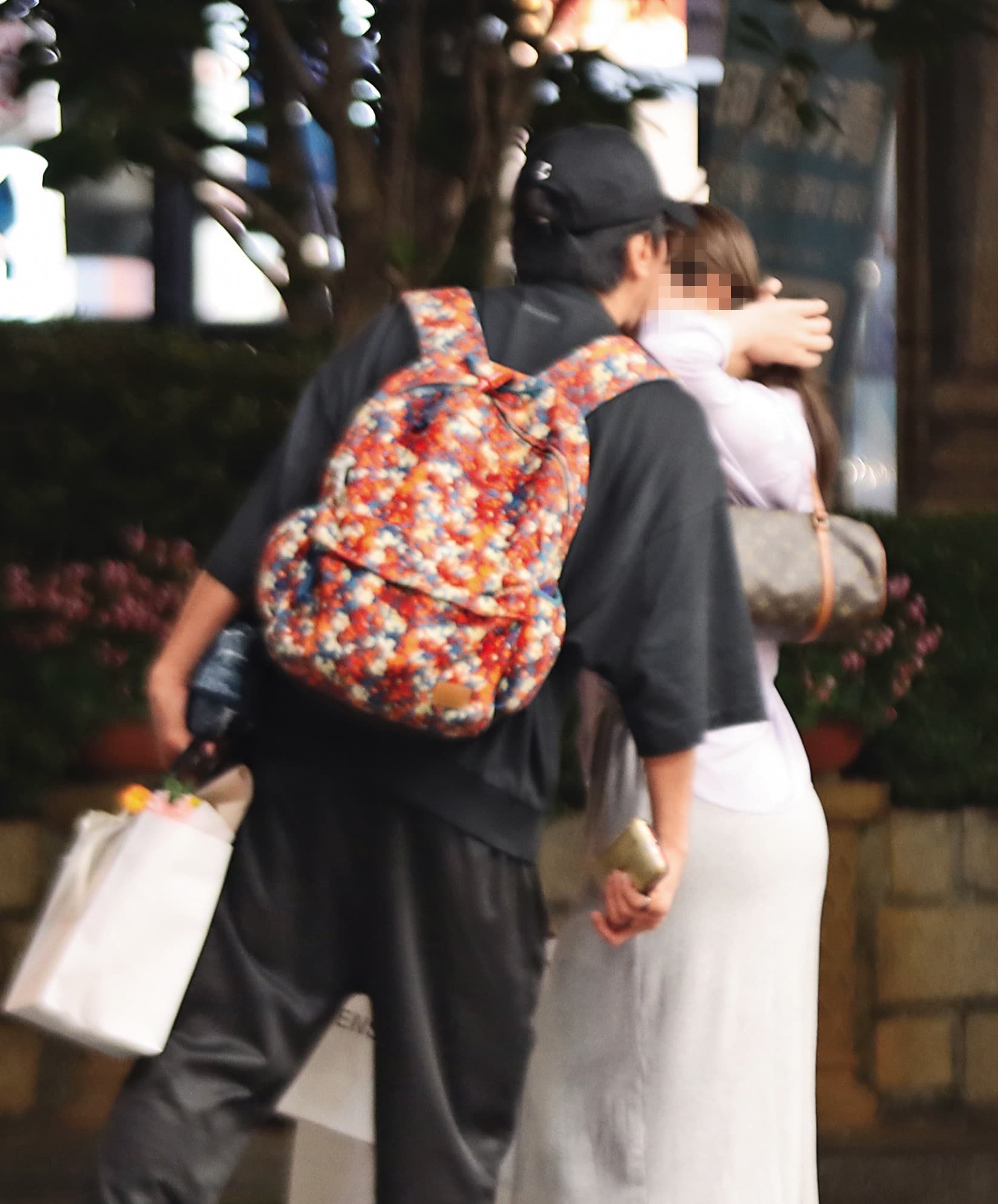 兩人互動就像老夫老妻般,Toro還大方在街頭親吻女方額頭,並一同回到Toro和父母同住的新北新店家中。