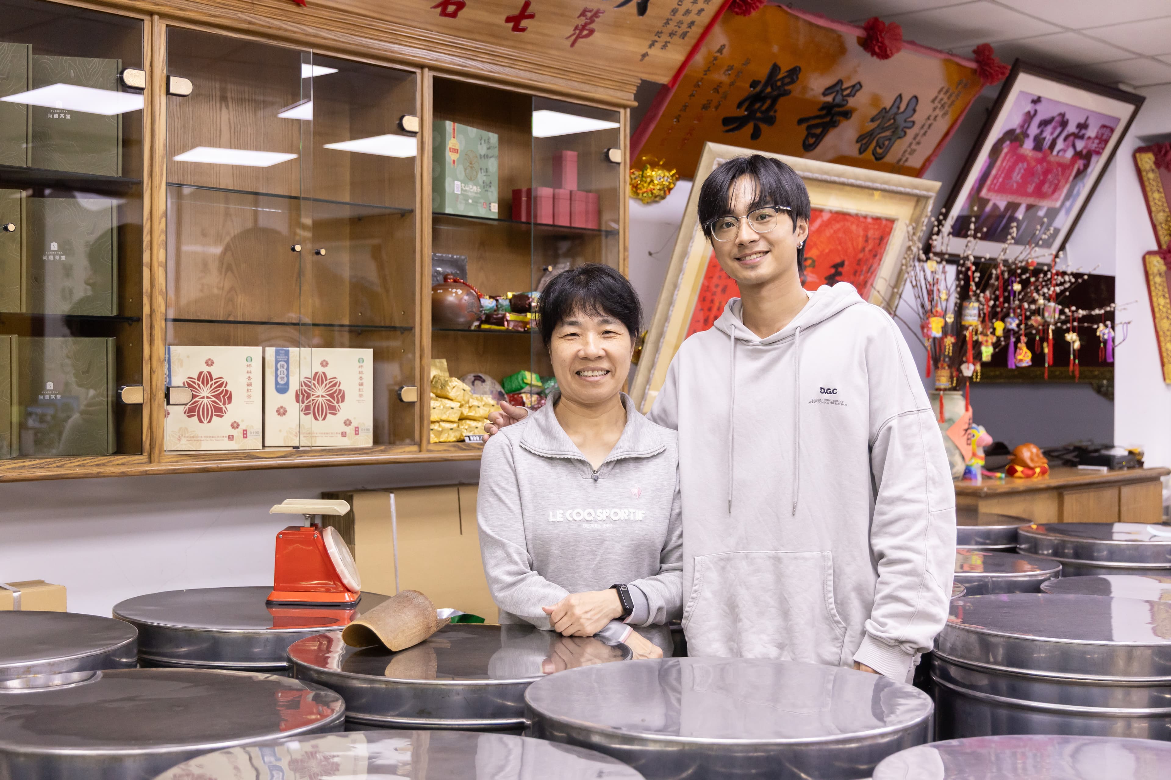 尚德茶堂曾家四口齊心協力，爸爸與哥哥曾弘毅（右）主要負責種茶製茶、媽媽許培玲（左）顧店待客、妹妹負責影片與行銷。