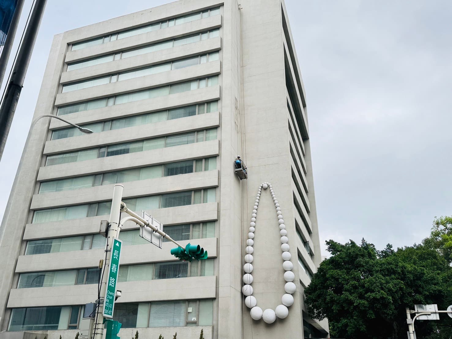 「S Hotel」撤下招牌後並未立刻裝上新招牌。