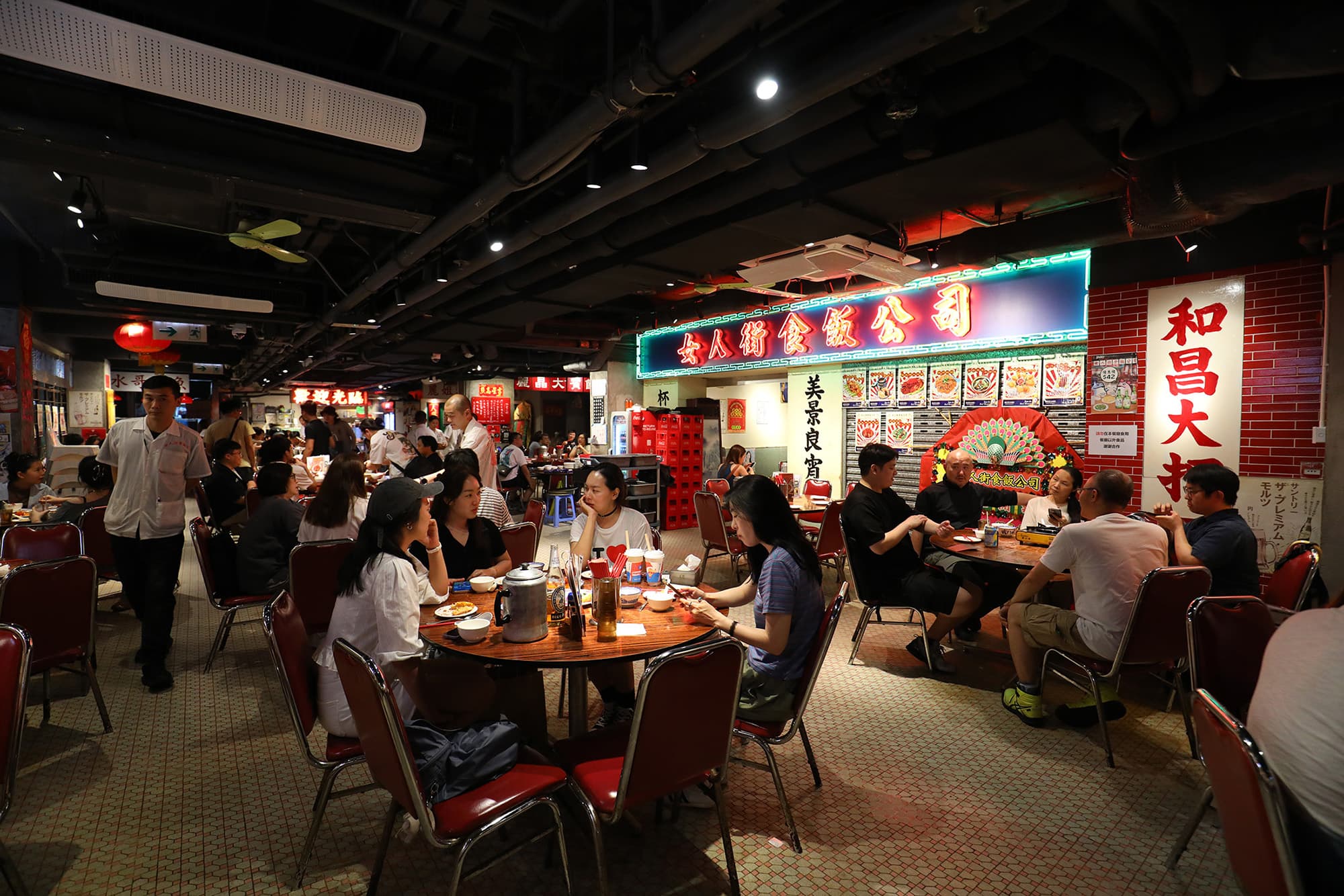 座落旺角通菜街威達商業大廈1樓的「女人街食飯公司」,憑藉80年代風格的復古裝潢與地道好味,成為本地人與遊客的共同記憶。