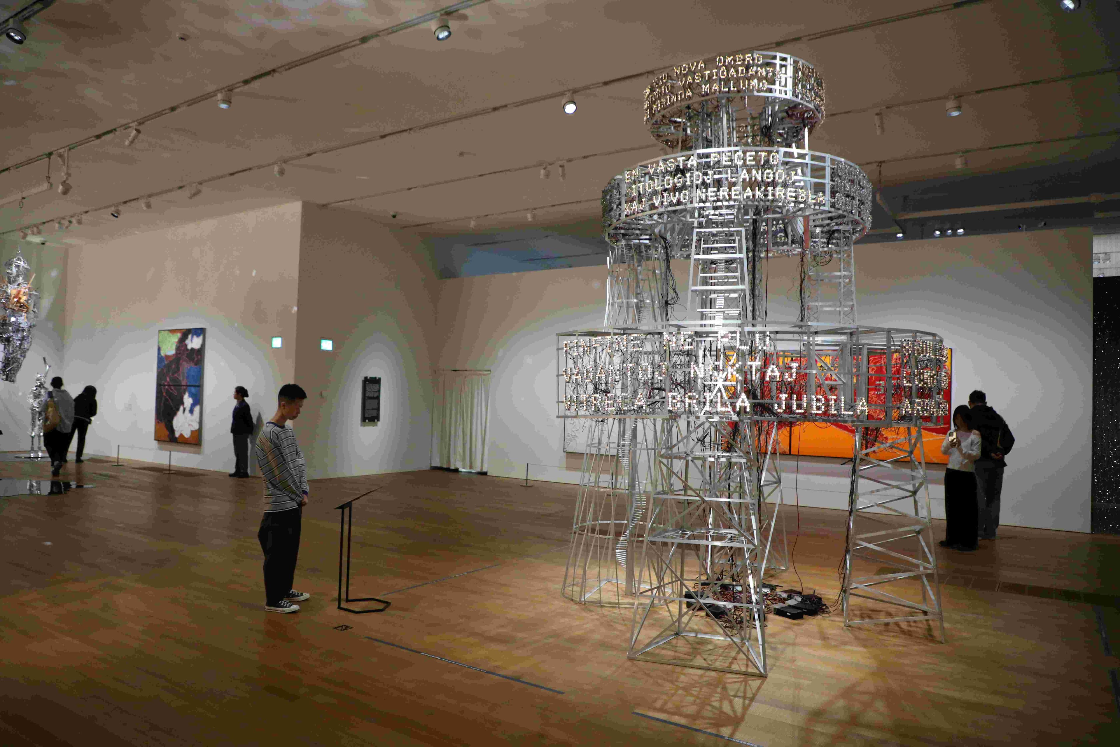 長得像無線電塔的作品《晨曲》,金屬結構混合了19至20世紀多個知名建築的設計風格,但李昢想要表現的是理想與現實的落差。