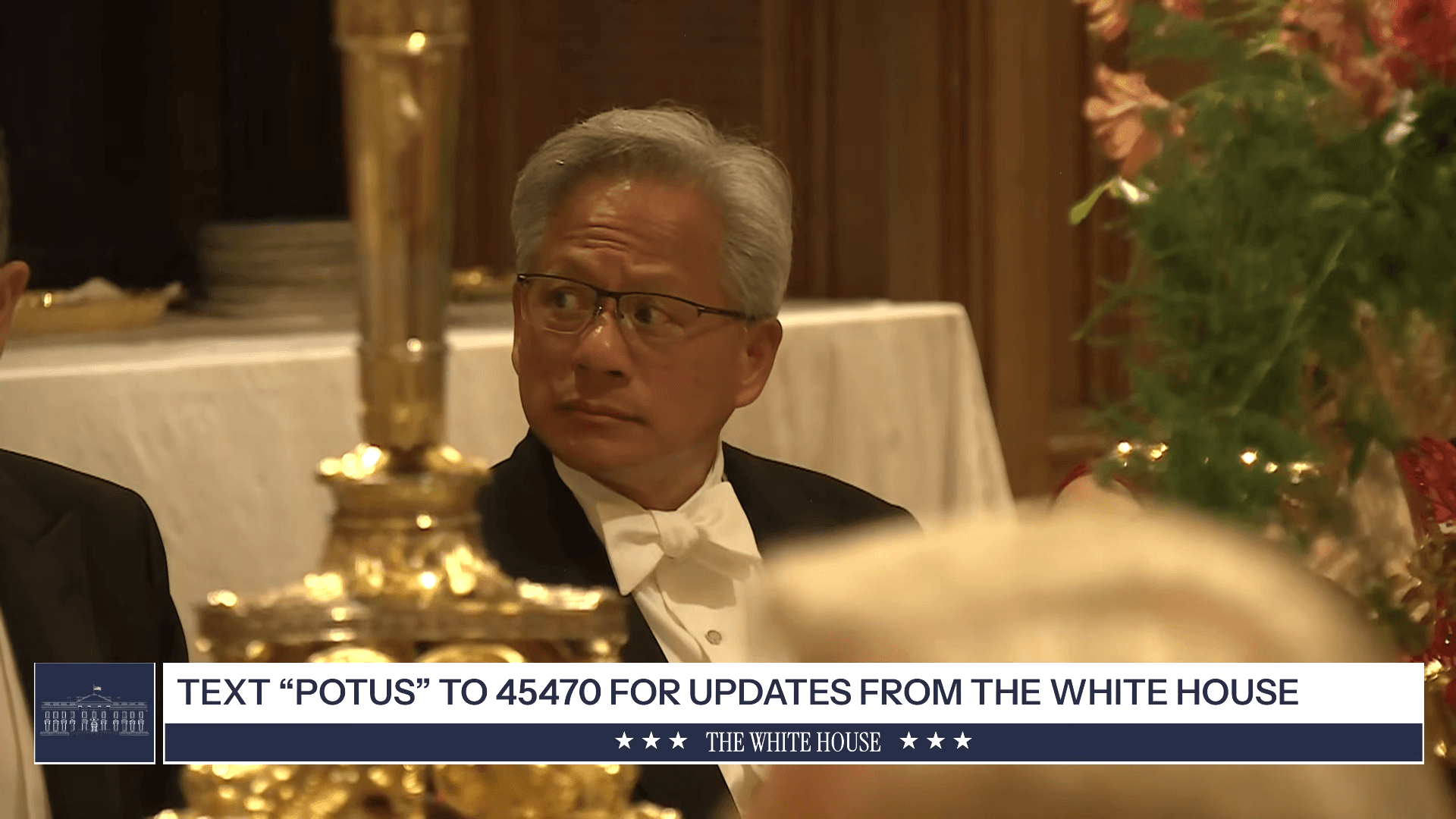 黃仁勳坐在中間段的位置。(翻攝 The White House YouTube頻道)