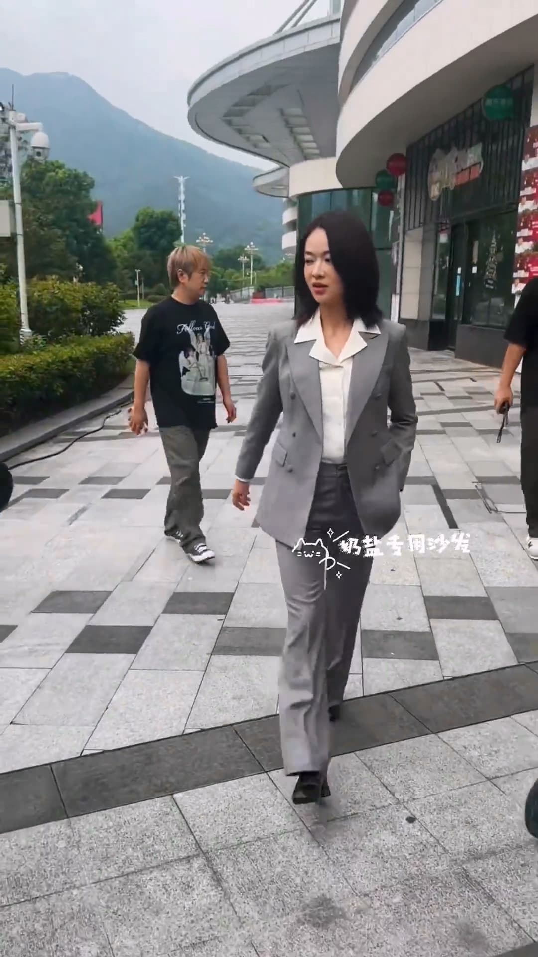 另一支影片中吳謹言穿的是合身襯衫及西裝西褲,平日很瘦的她少有這麼明顯的小腹。(翻攝自微博)