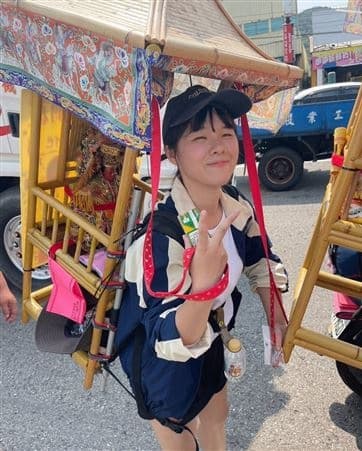 正妹女信眾去年向媽祖「徵男友」,今年跟男友一起徒步還願。(翻攝白沙屯媽祖ㄟ香燈腳)