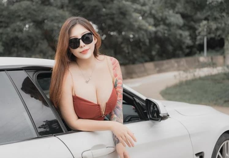 年輕辣妹提供出租女友服務,可陪單身客戶回家陪吃年夜飯、走春。(翻攝IG@hua_063)