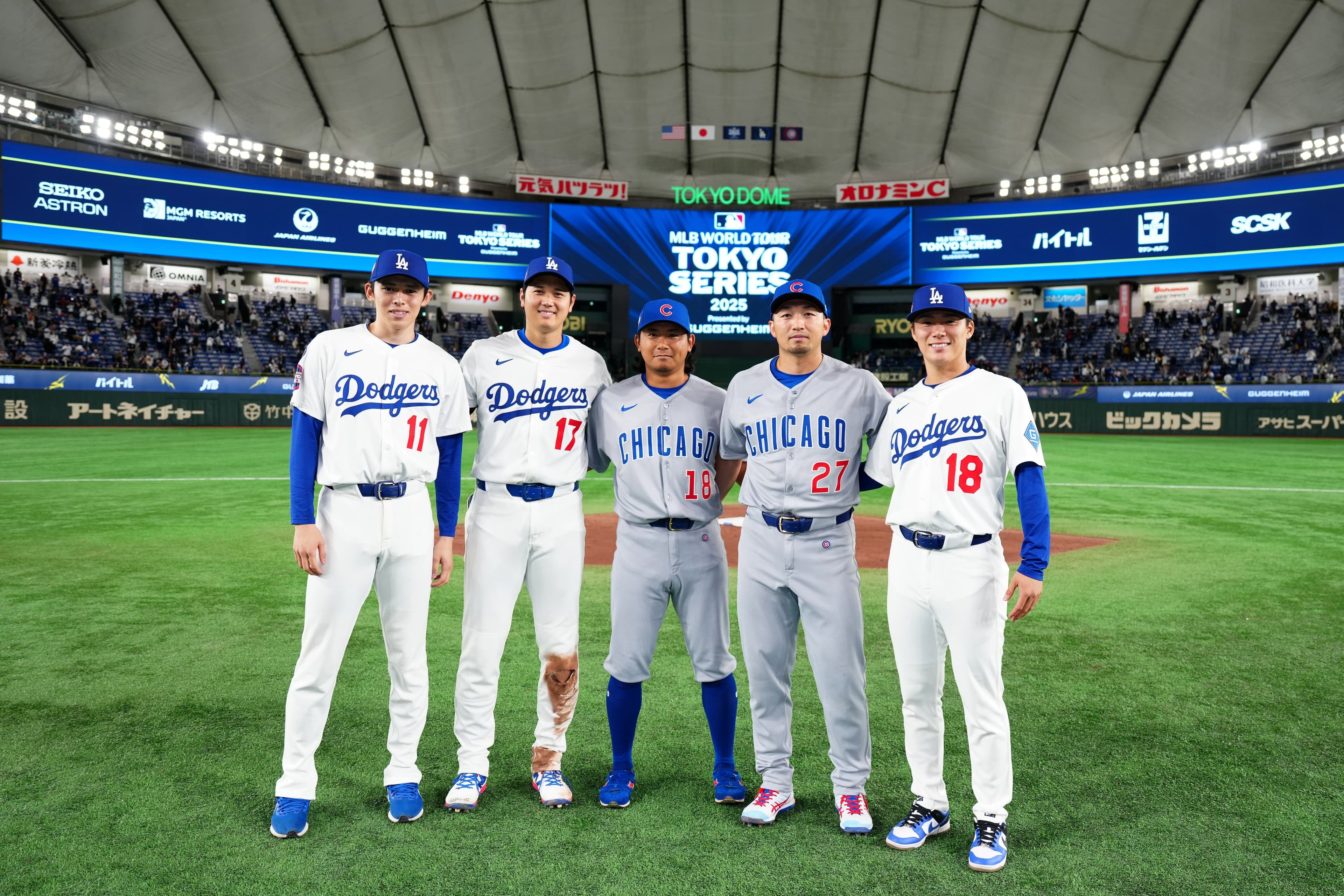 道奇、小熊陣中的日本球員賽後在東京巨蛋合影留念。左起為佐佐木朗希、大谷翔平、今永昇太、鈴木誠也,山本由伸。(翻攝自MLB X)