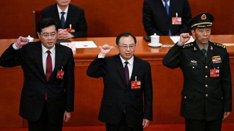 中國前外交部長秦剛(左1)、前國防部長李尚福(右1)都在上任僅半年內,陸續遭到拔官。(翻自《BBC中文網》)