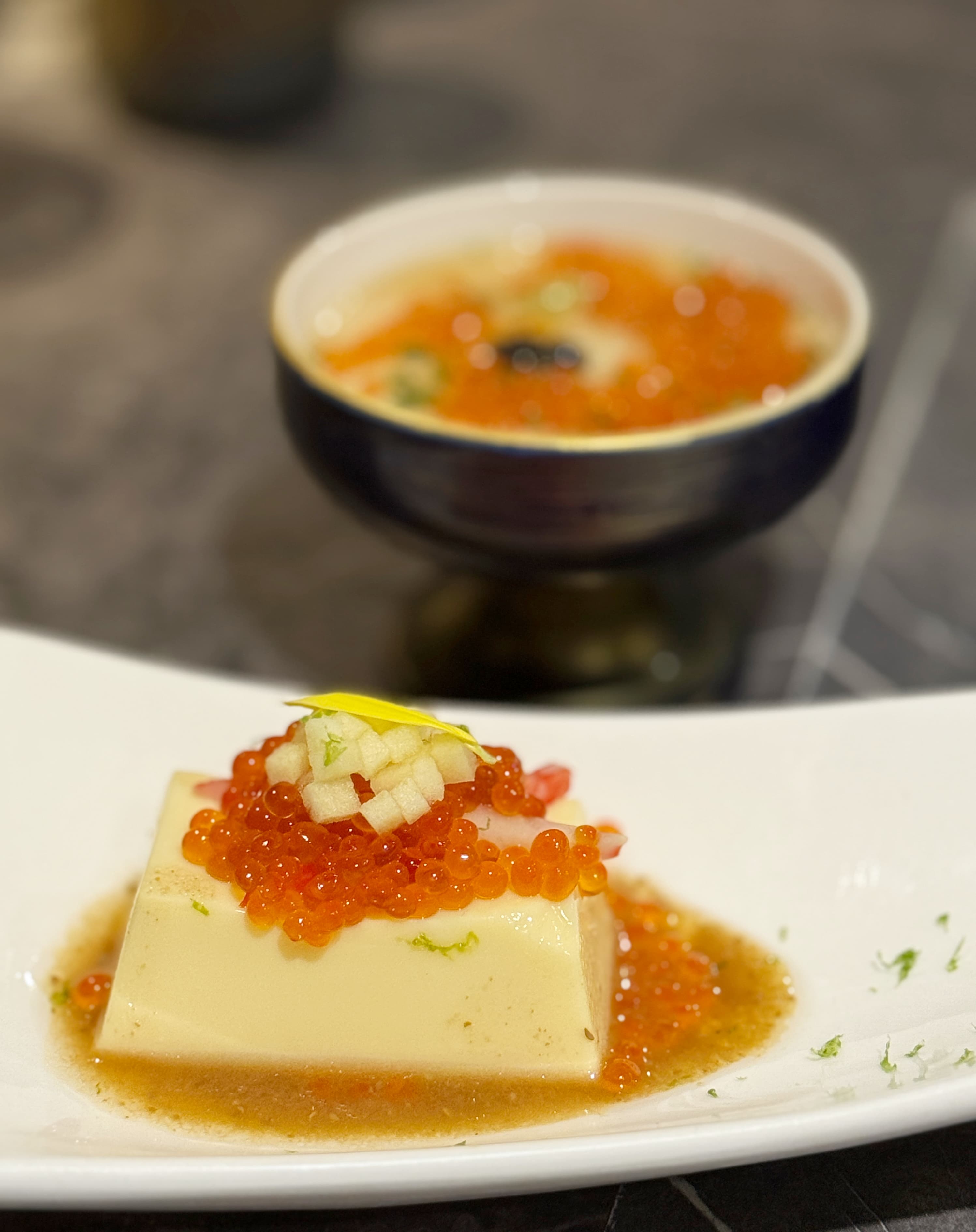 前菜「蟹肉鮭魚卵豆腐」(前)與「松露山藥海膽」(後)兩道都很清爽開胃。