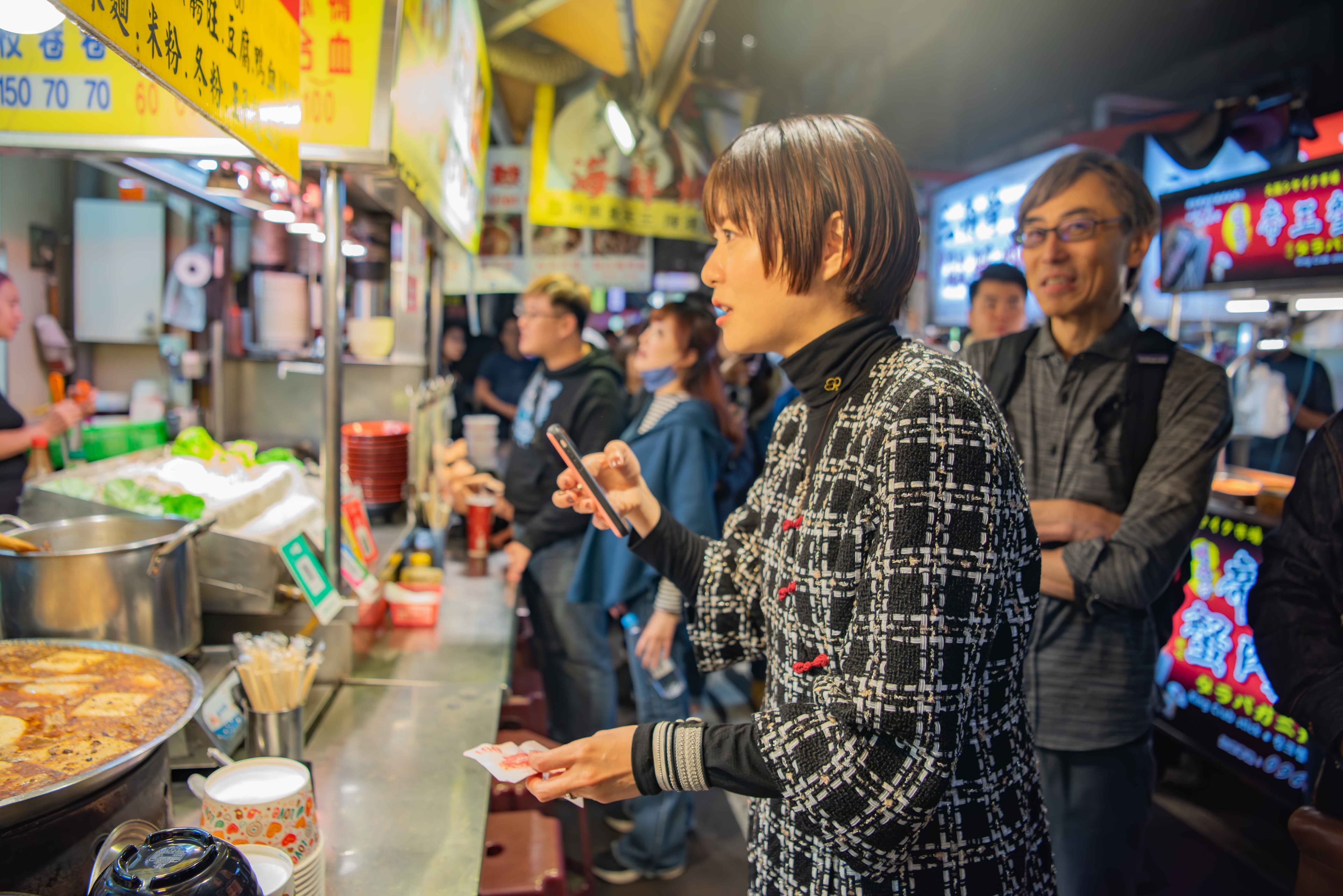 上野樹里與導演熊澤尚人(右)逛饒河夜市,大啖麻辣臭豆腐,上野樹里受訪時開心炫耀自己嗑完一碗。(天馬行空提供)