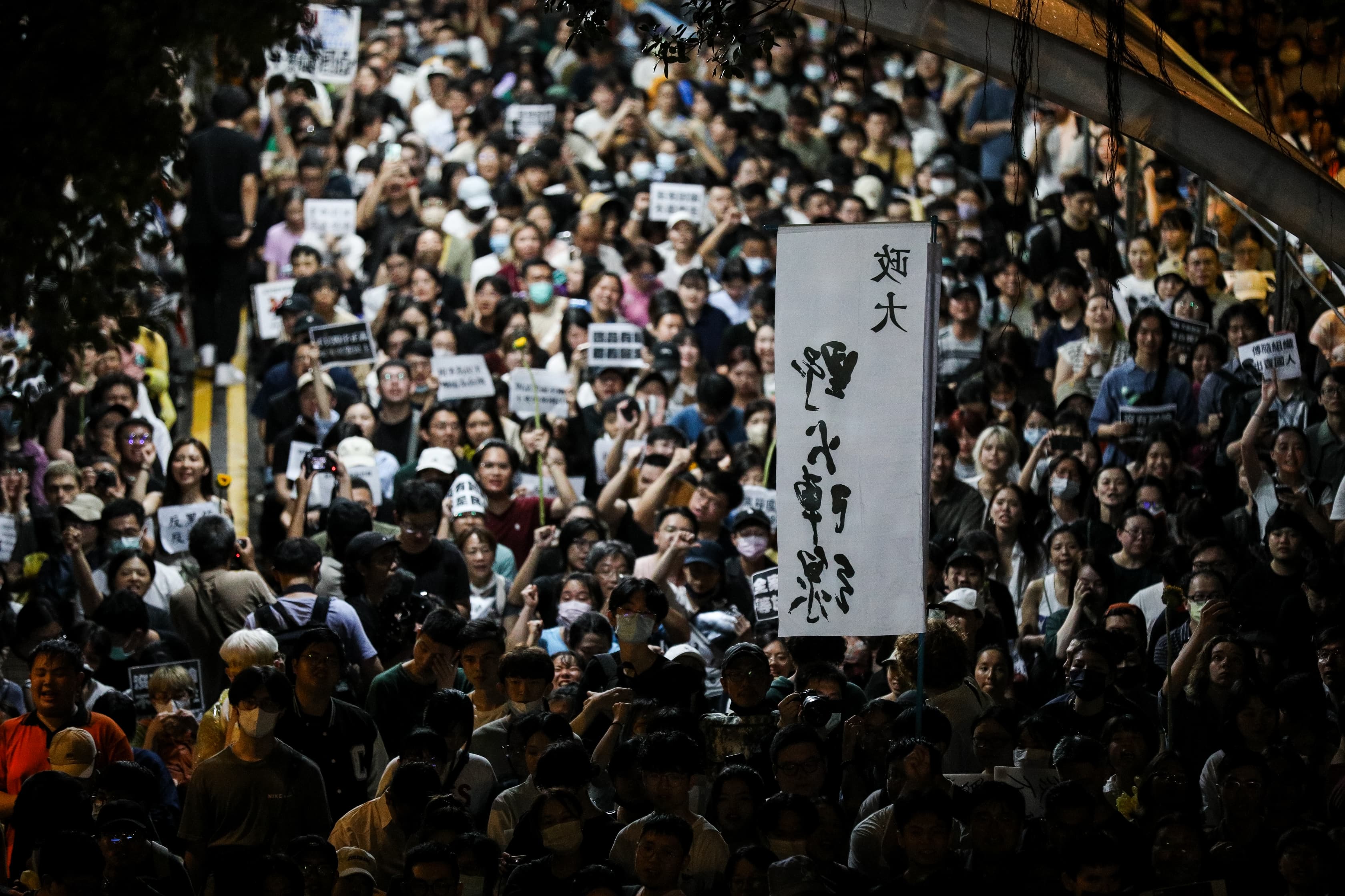 場外也聚集許多剛下課的學生,深夜越多年輕人走上街頭熱血聲援。