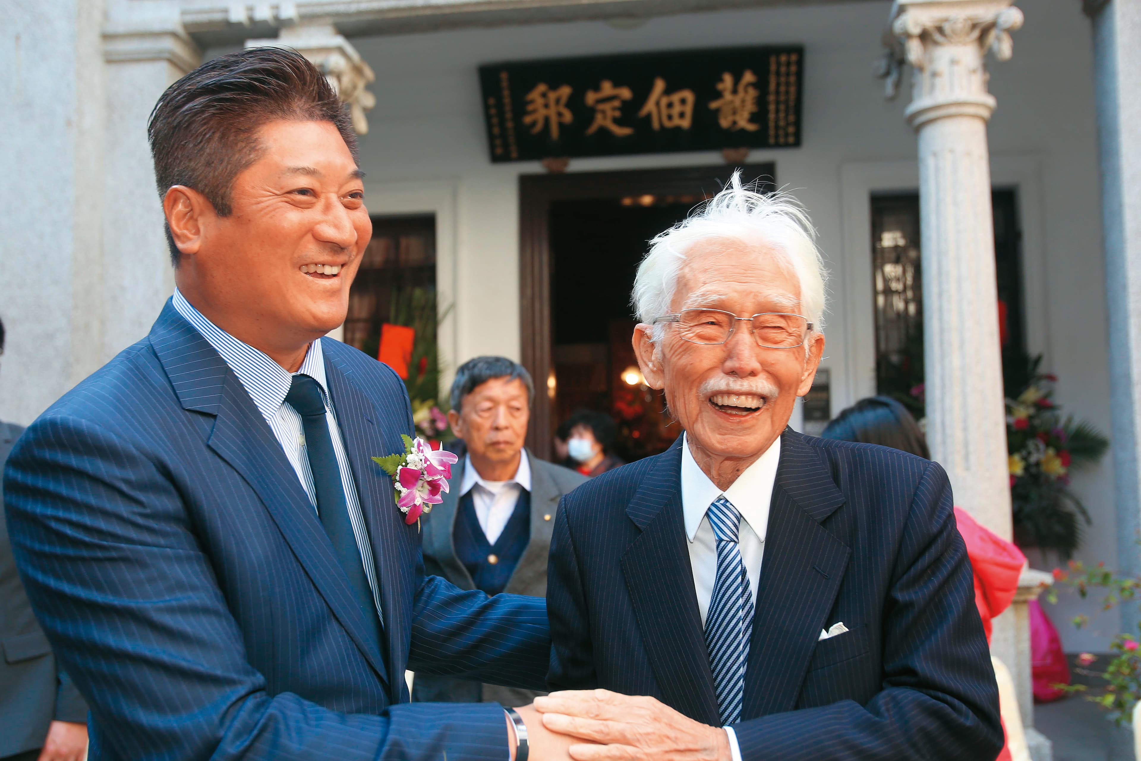 中信集團大股東辜仲諒(左)要喊辜寬敏(右)「八叔公」。(鹿港民俗文物館提供)