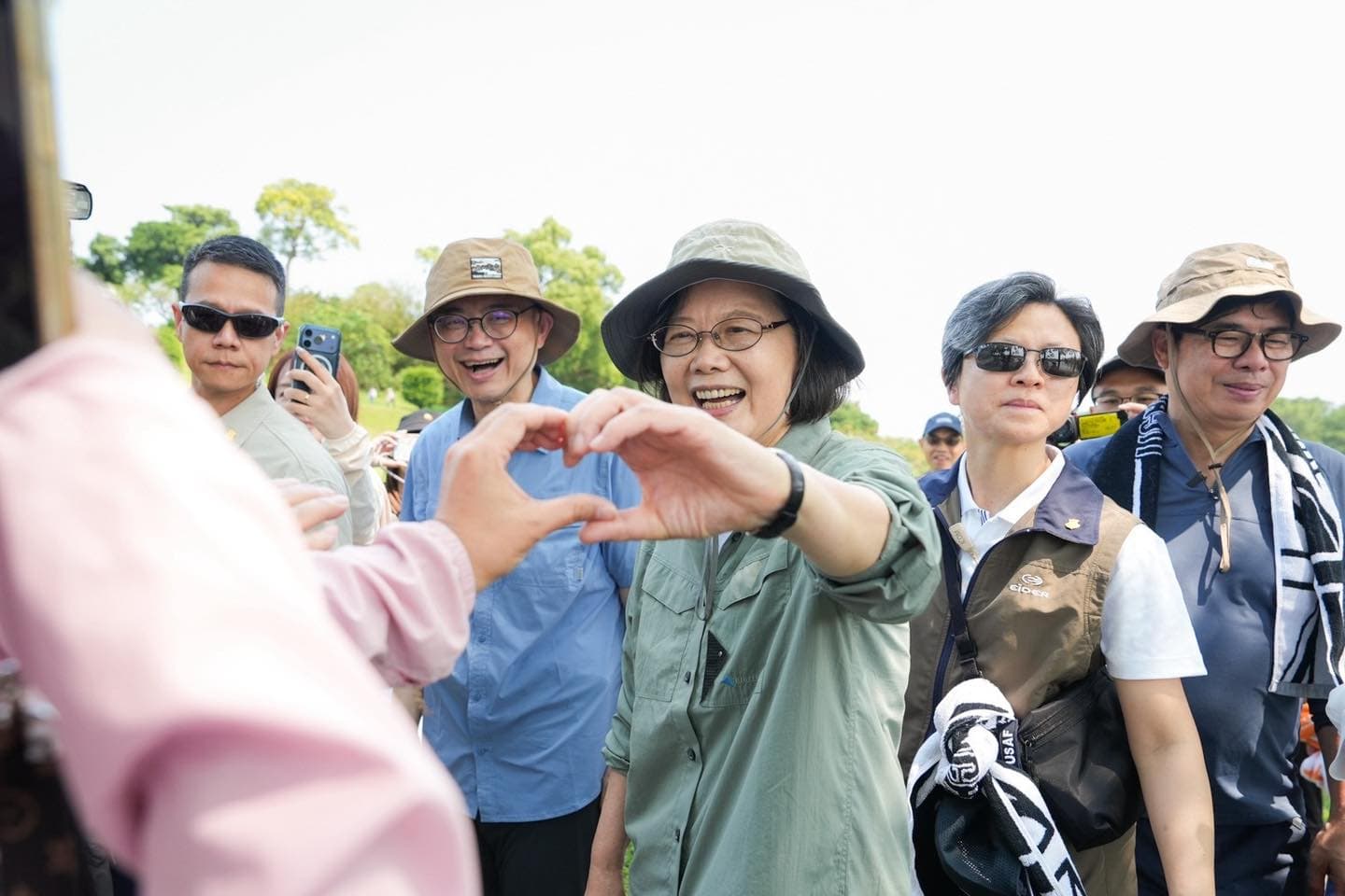 蔡英文南下人氣無法擋，比愛心OK的啦。（賴瑞隆辦公室提供）