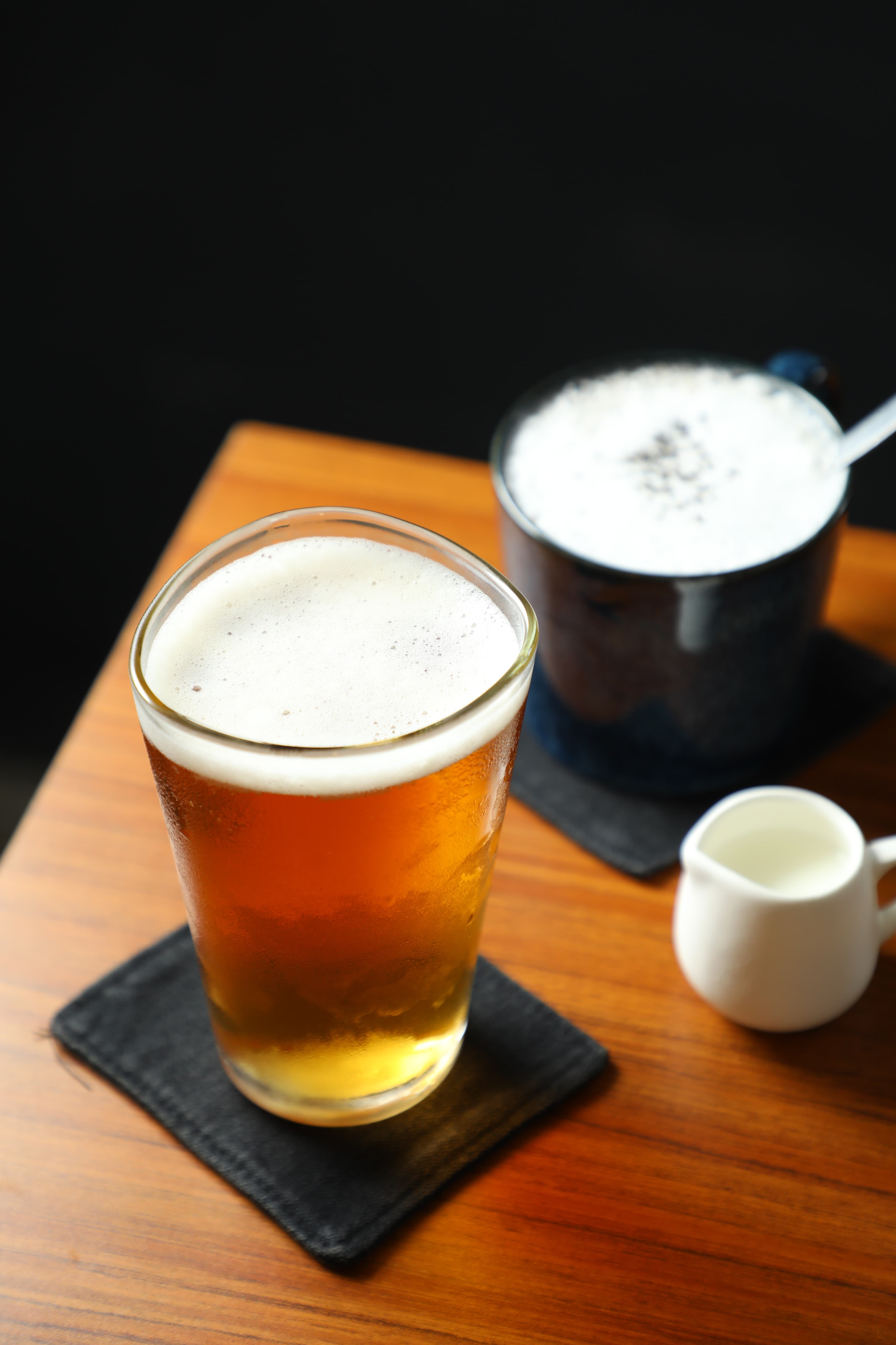 餐後可以來杯帶有蜜香味與甘甜尾韻的「台東有機蜜香紅茶」(前,110元/杯)或無咖啡因系列的香濃「麵茶奶奶」(後,150元/杯)。