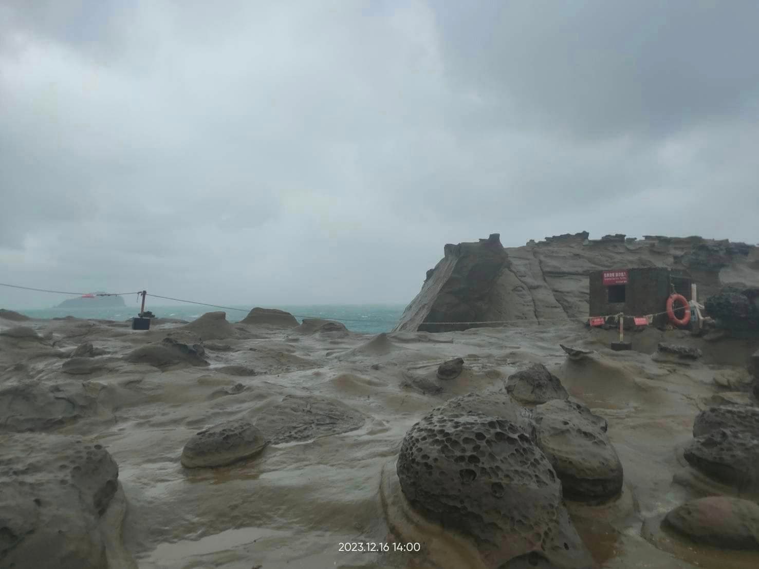 東北角海岸知名自然地景「象鼻岩」因海水長期沖蝕及自然風化,象鼻岩體在今天下午斷裂。(新北市瑞芳區公所提供)