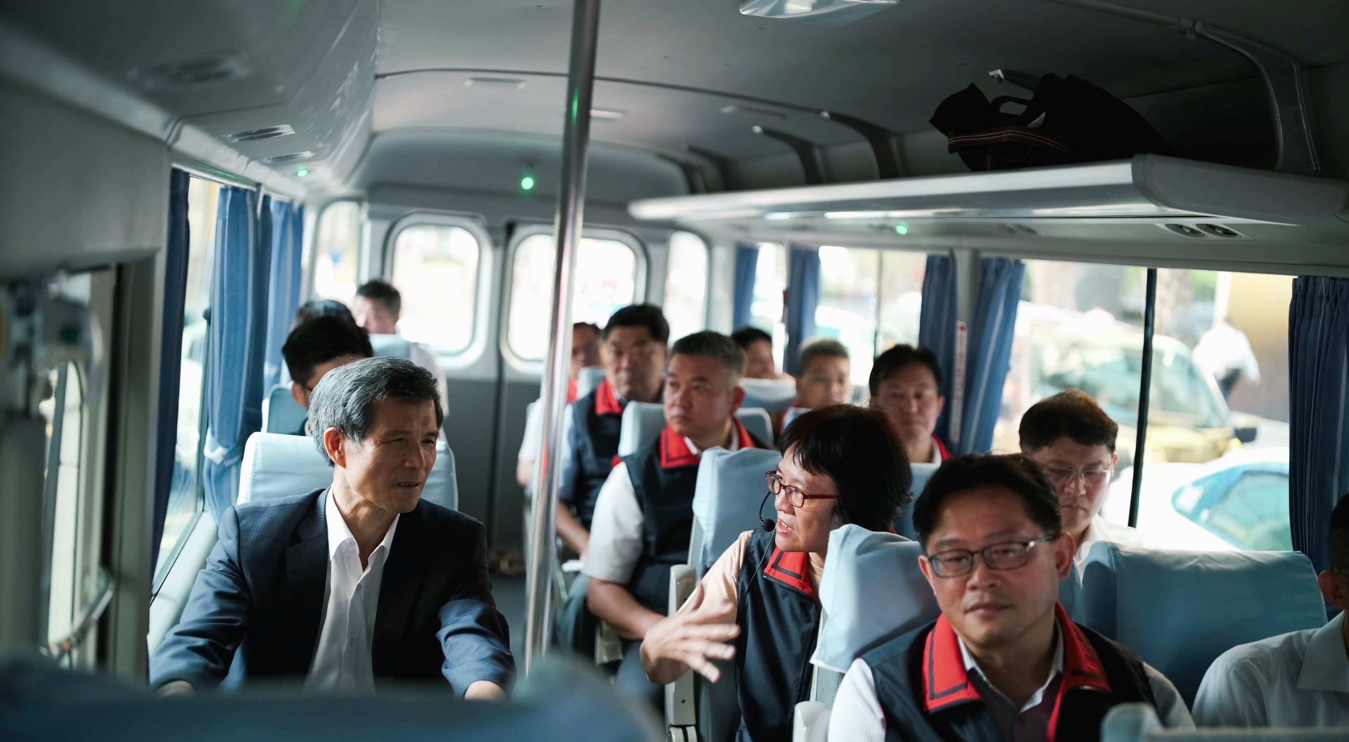 北市警局長李西河率鄰近內湖周邊分局分局長同乘巴士視察交通狀況。(翻攝畫面)