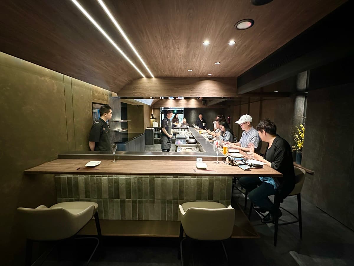 用餐區設計成日式料理的板前風格,讓客人有欣賞捏握壽司般的視覺享受。