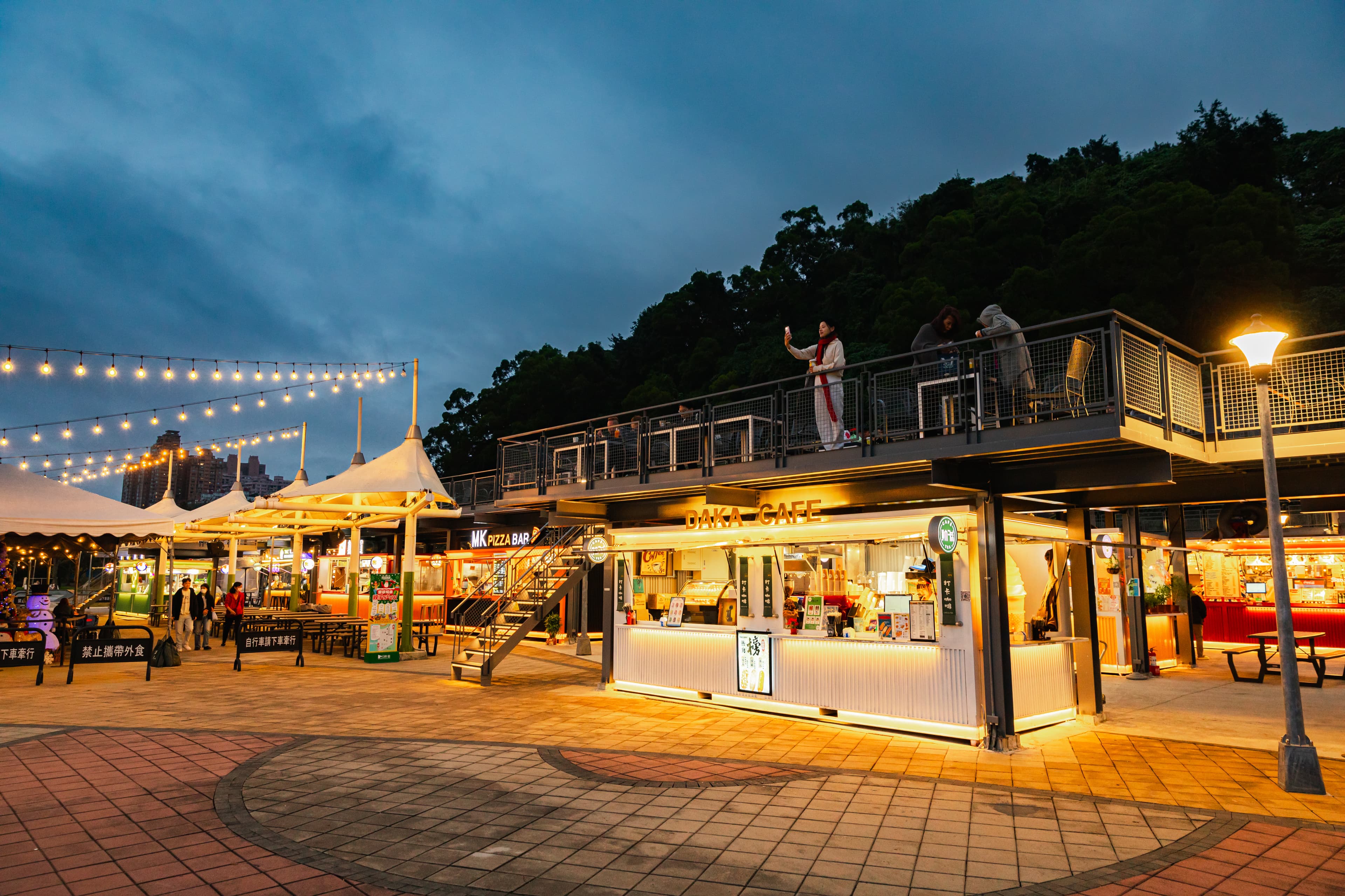 關渡碼頭貨櫃市集匯集14間異國美食攤位,成了水岸新景點。