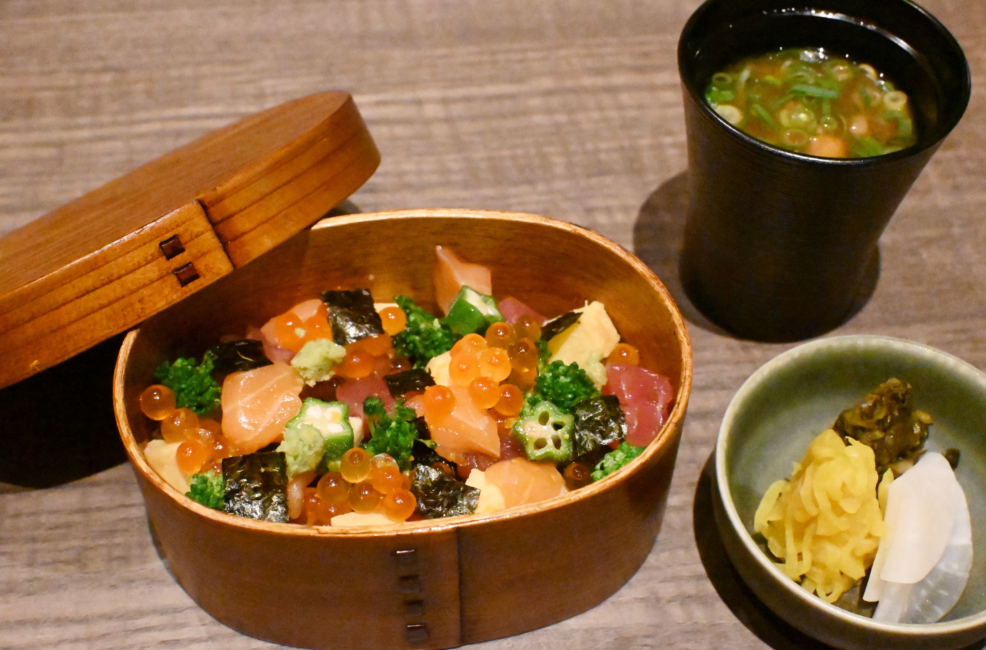 主食是用便當盒裝造型繽紛可愛、撒滿鮭魚卵的散壽司。(日幣25,000元/套餐菜色,約NT$4,738)