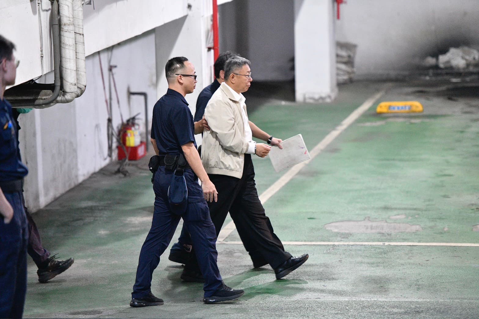 柯文哲上囚車,面無表情。