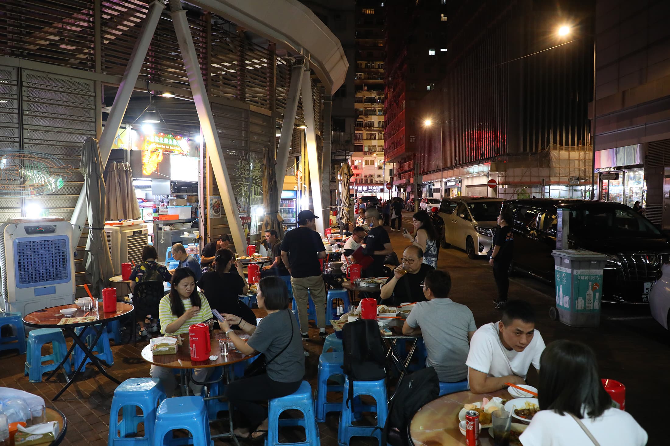 座落香港佐敦現代冬菇亭中,營業至凌晨兩點的「御希大排檔」,是夜貓族與想續攤朋友的最佳選擇,讓人能卸下疲憊,開懷暢飲。