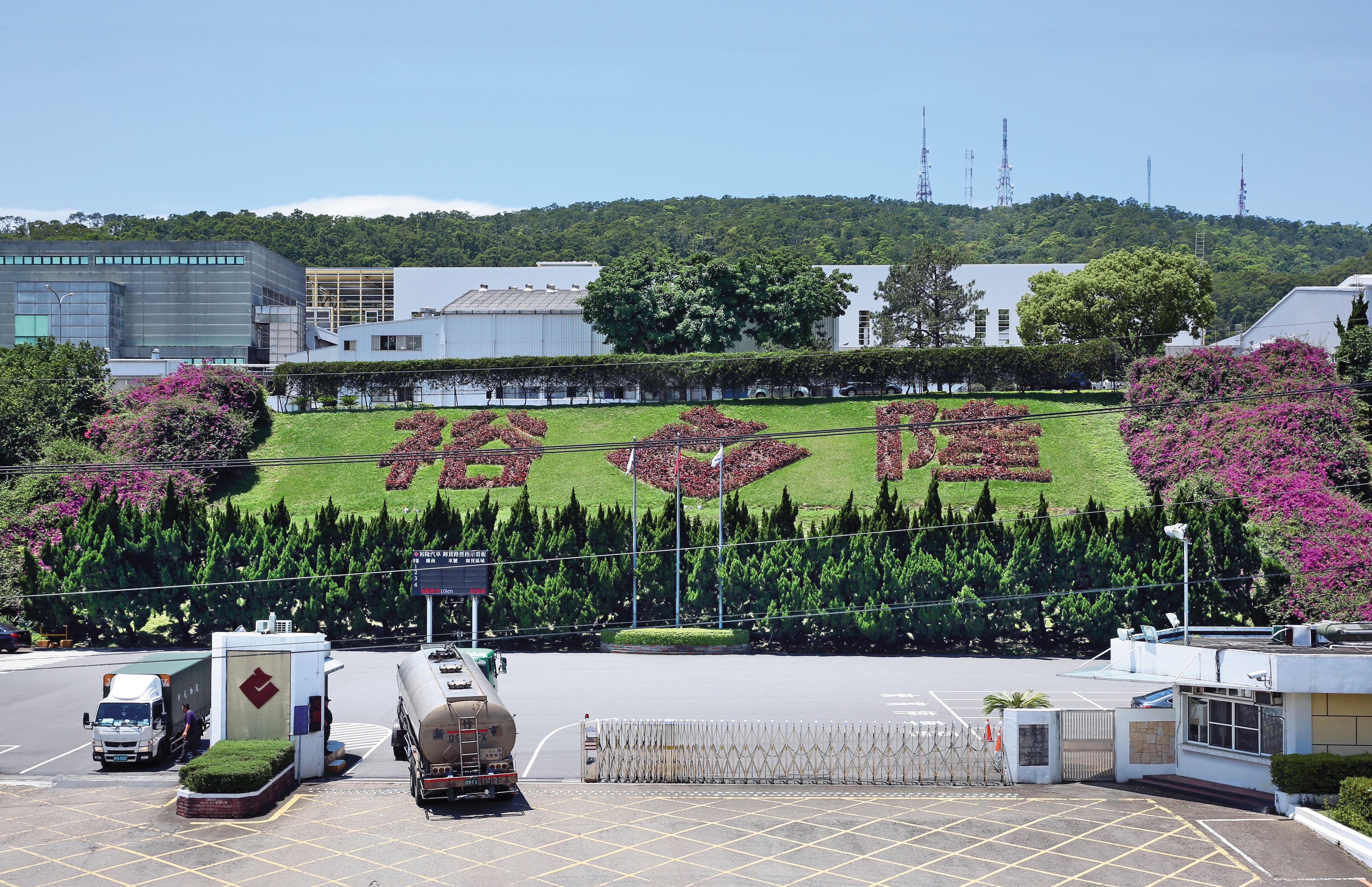 鴻華先進設計的Model C（納智捷n7）與Model B（日本三菱紐澳版本），都委由裕隆汽車三義廠生產。