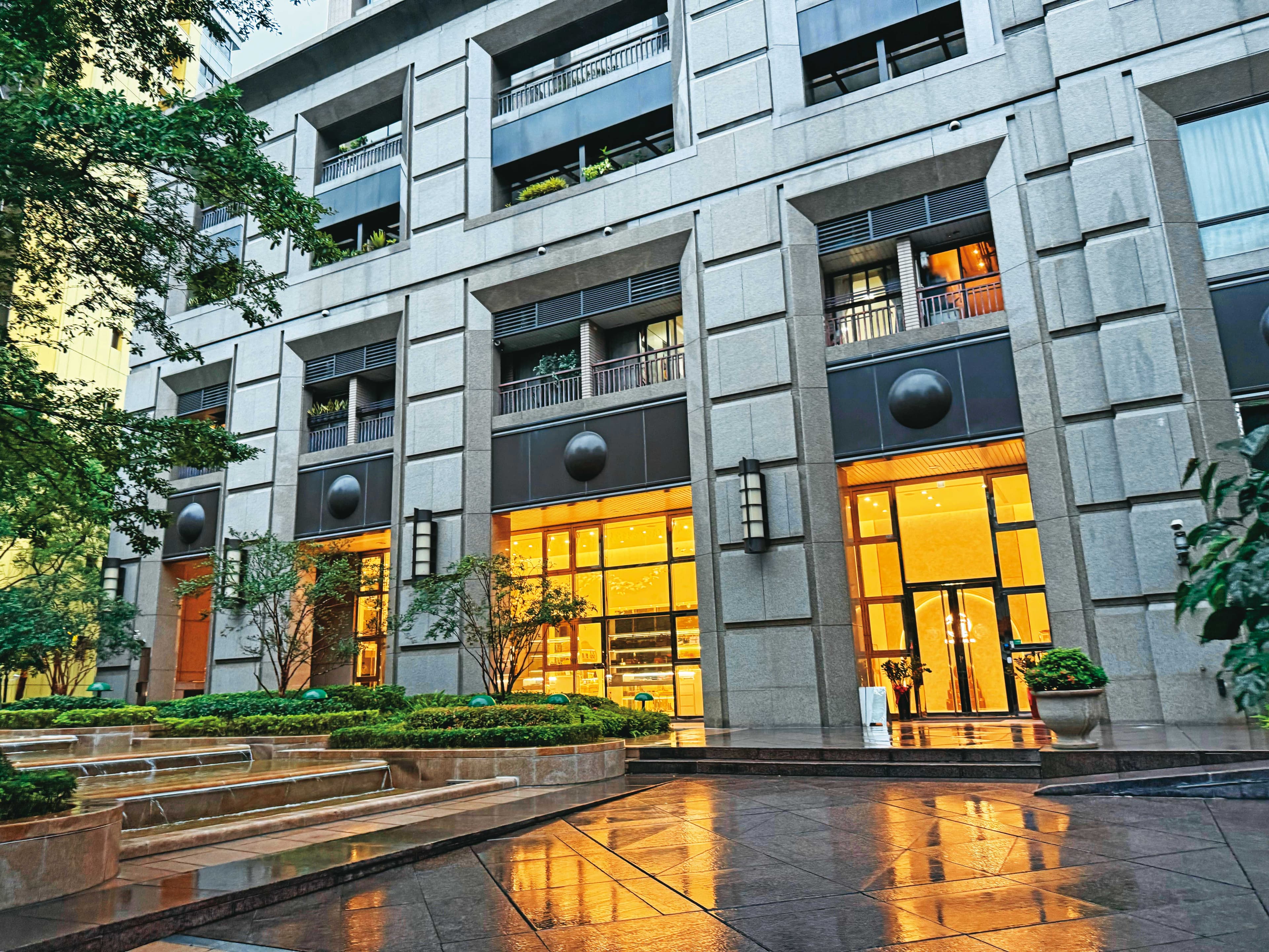 袁曼軒開的精品會館位於台北市信義區豪宅,外觀豪奢氣派。