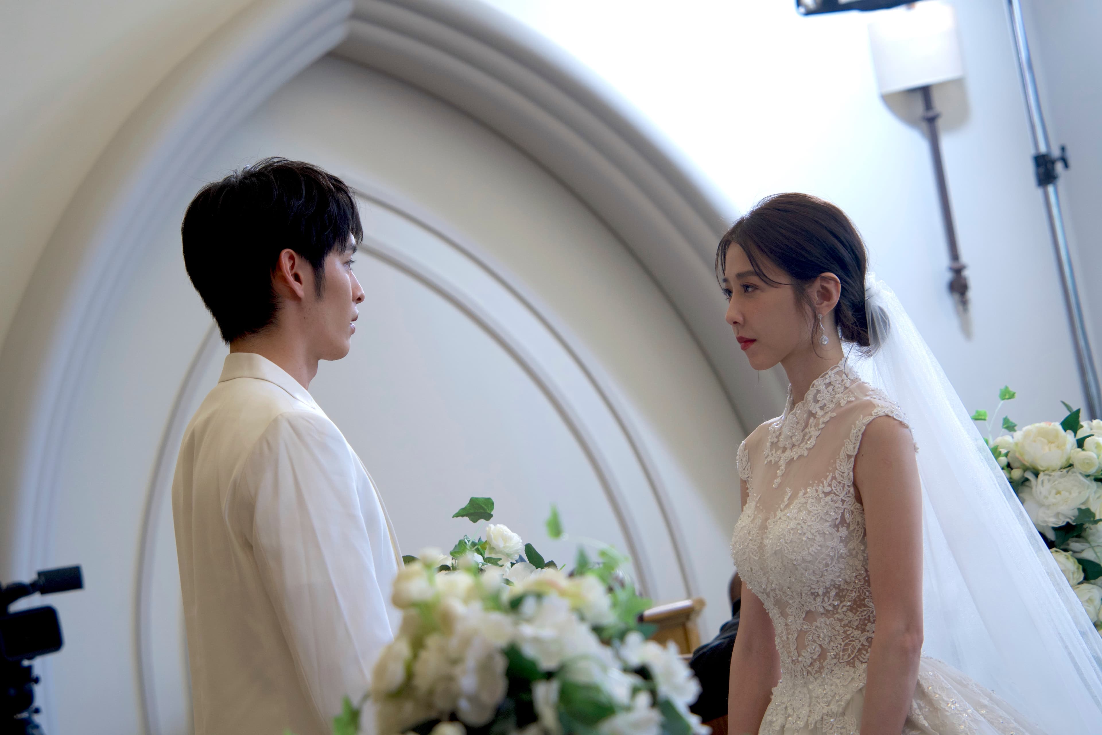 邵雨薇(右)在《火星上的維納斯》為讓男性解結婚生子過程,披白紗與曹佑寧(左)結婚。(CJ ENM HK提供)