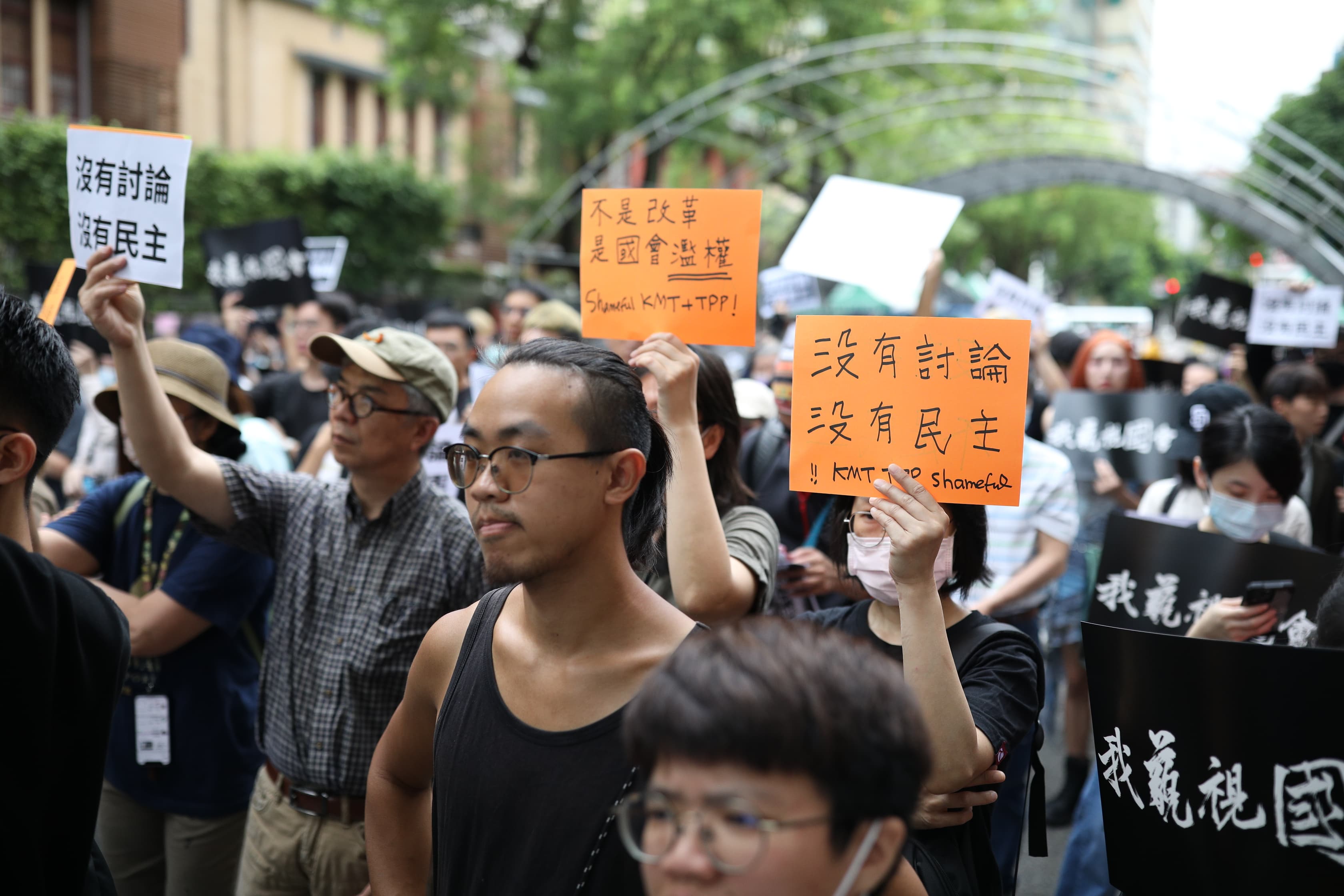 抗議民眾們高舉著「拒絕黑箱」「沒有討論、沒有民主」等標語聲援。