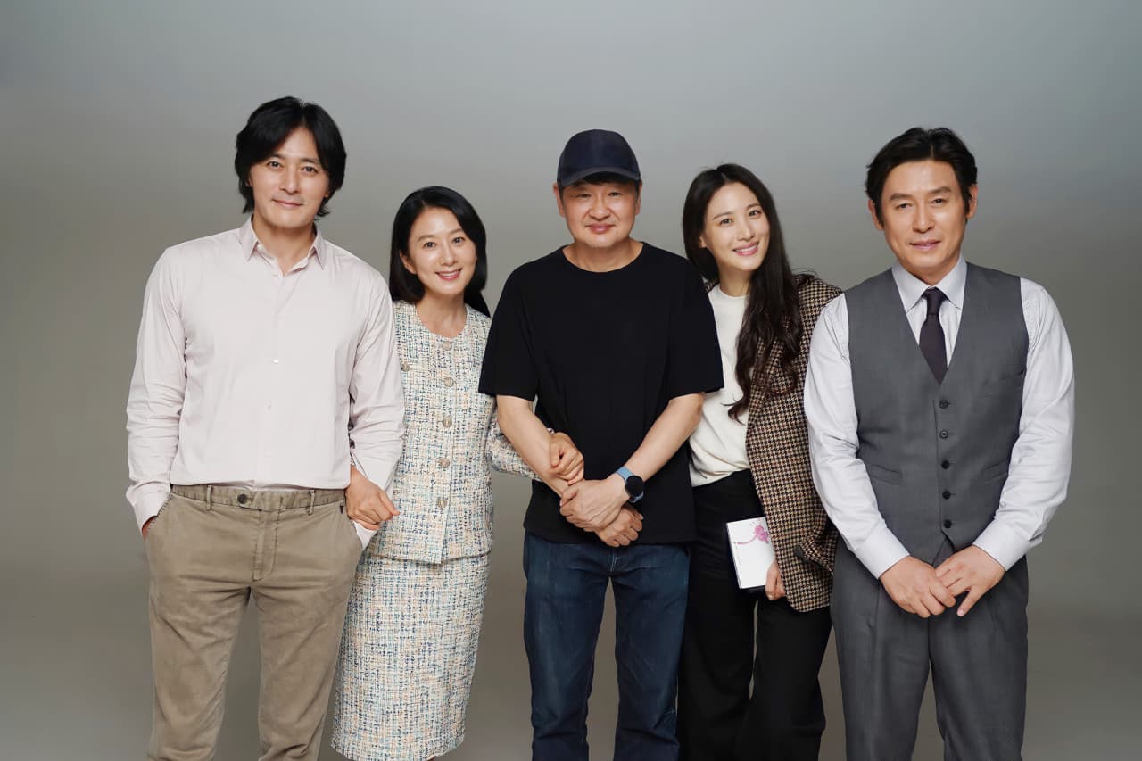 許秦豪導演(中)構思新片《非普通家族》時找來曾合作過的張東健(左)與金喜愛(左二)譜姊弟戀,薛景求(右)則飾演唯利是圖的律師,與與自己年紀差距大的秀賢再婚。(翻攝自LOTTE娛樂)