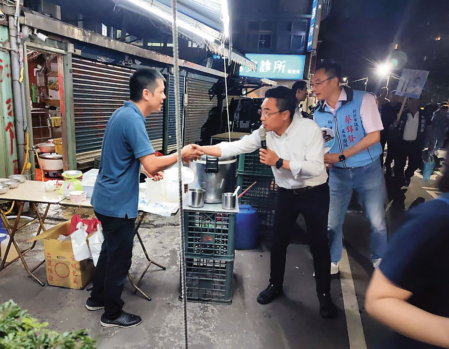 國民黨新北立委洪孟楷近來勤掃街,為反罷免宣傳。(翻攝洪孟楷臉書)