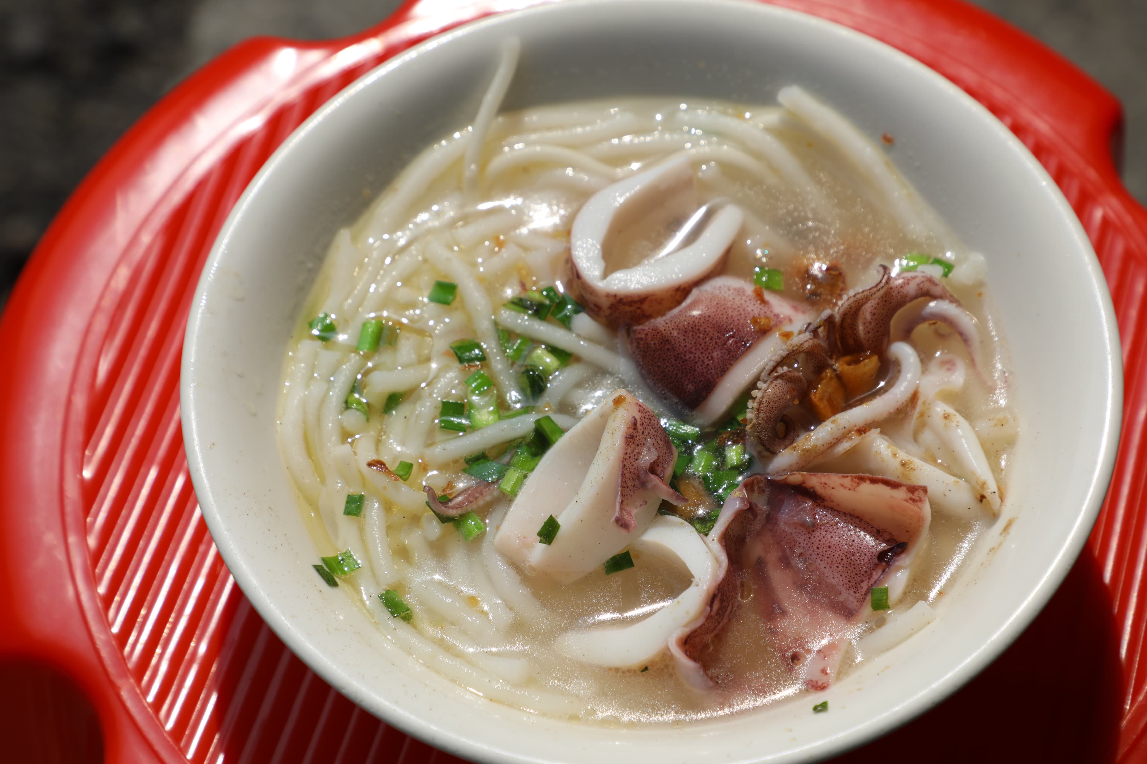 兩人對鹽埕區的「阿忠米粉湯」讚不絕口,湯頭海鮮味很濃,用大骨雞骨熱火熬煮,再加上小卷海鮮的味道,與台南清淡的小卷米粉截然不同。(何宗昇攝)