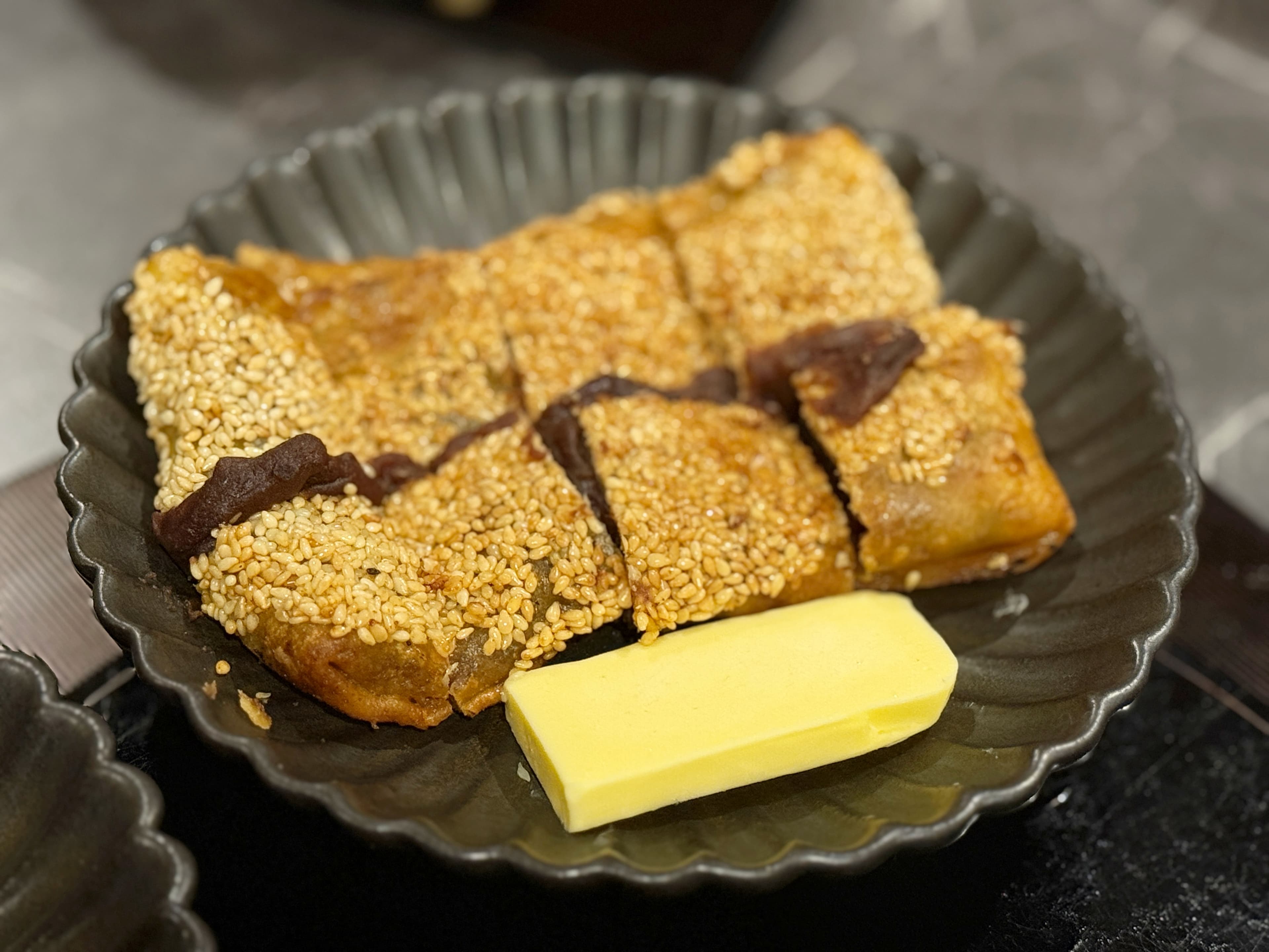 限量的手工「萬丹紅豆鍋餅」,餅皮金黃酥脆中間是綿密的紅豆餡。