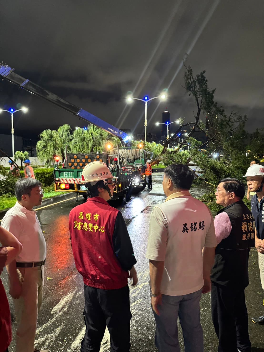 陳其邁表示，考量地方災情及停水停電等狀況未完全排除，今日續放颱風假，希望盡早重建家園。（翻攝自陳其邁臉書）