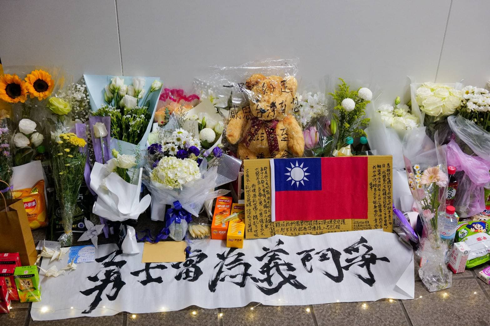 民眾獻花悼念罹難者。