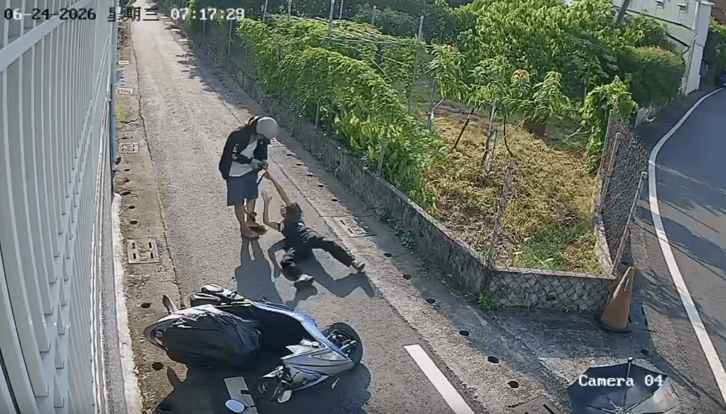 屏東潮州發生飛車搶案,44歲男子試圖搶走78歲婦人的包包,兩人一陣扭打。(翻攝畫面)
