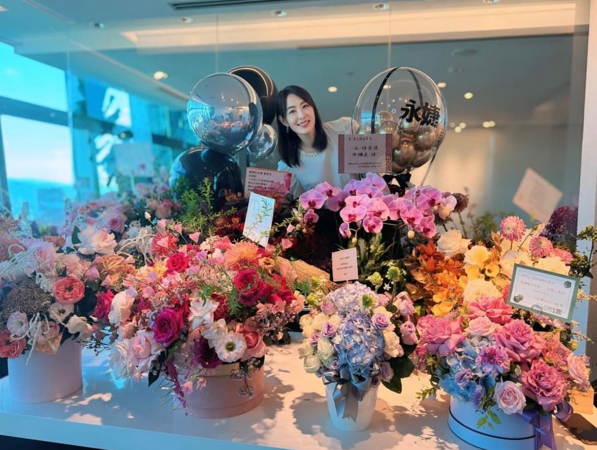 賈永婕新官上任,收到滿滿花禮祝福。(翻攝賈永婕臉書)