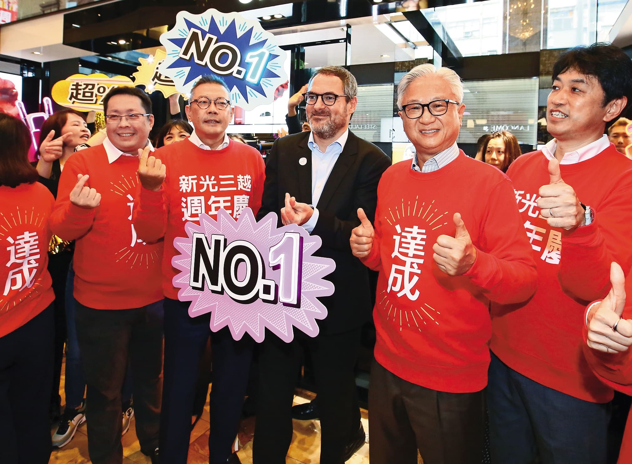 吳東昇(右2)原定這屆要將新光三越董座交棒吳昕陽(右4),他卻不願放手。