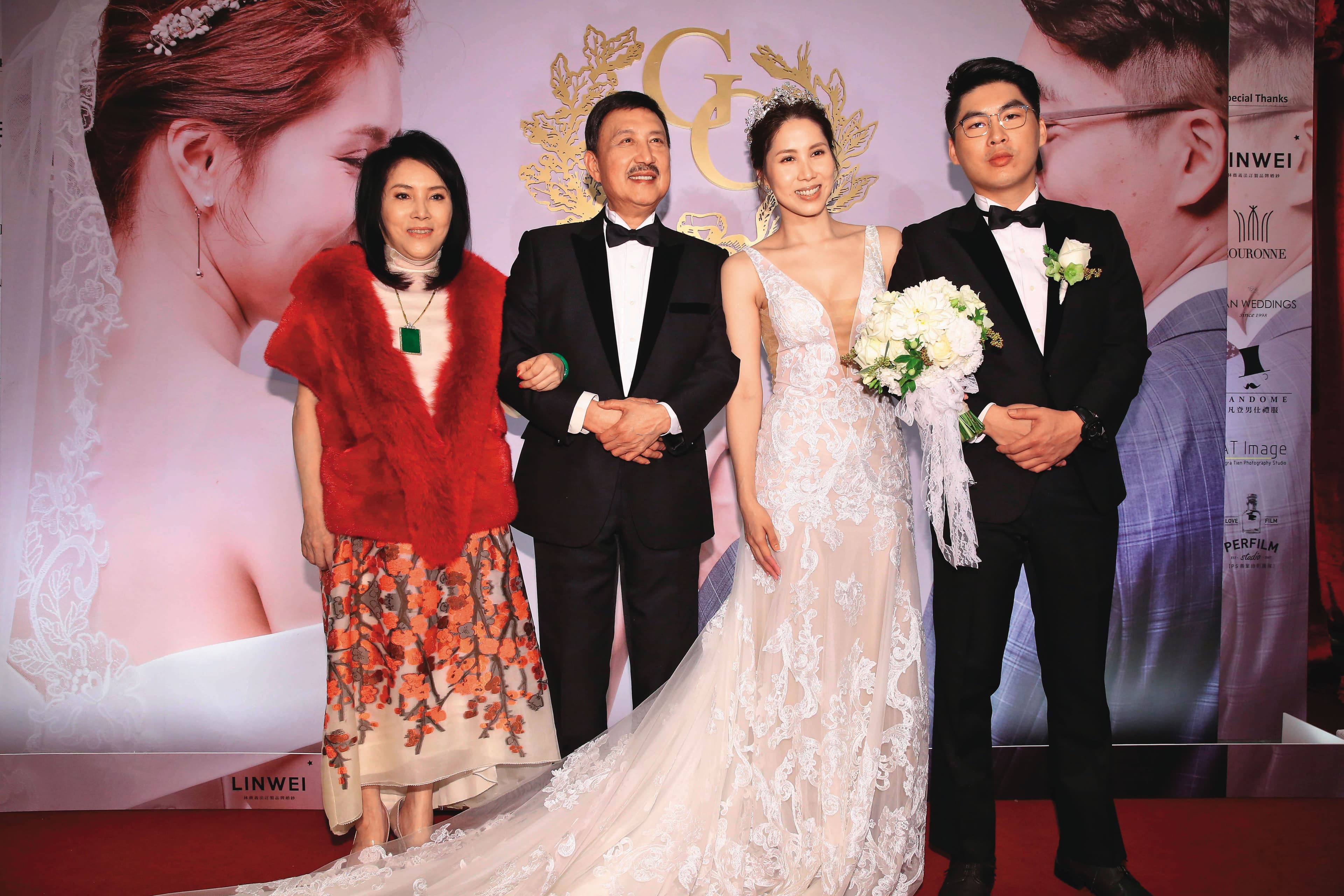 陳鑒（右一）當年與前立委余天（左二）的二女兒余苑綺（右二）結婚，風光一時。