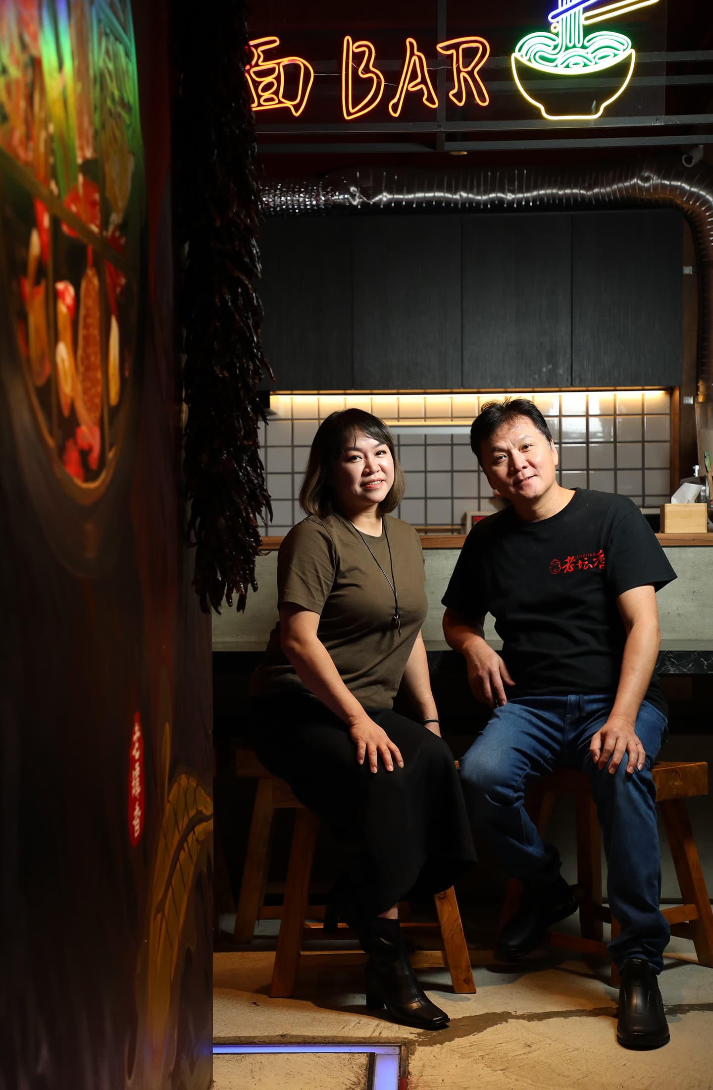 老闆David（右）和太太Lulu（左）為喜愛川味鍋物的饕客端出許多道地滋味。