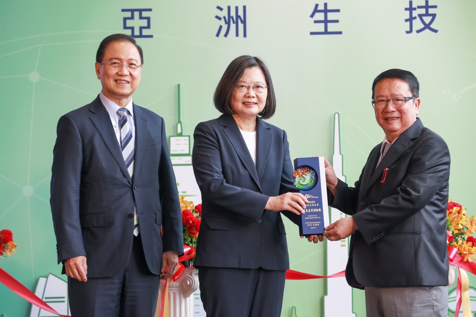 為破解外界質疑,吳正邦帶領公司拚命參賽,頻頻拿獎獲肯定。(正瀚生技提供)